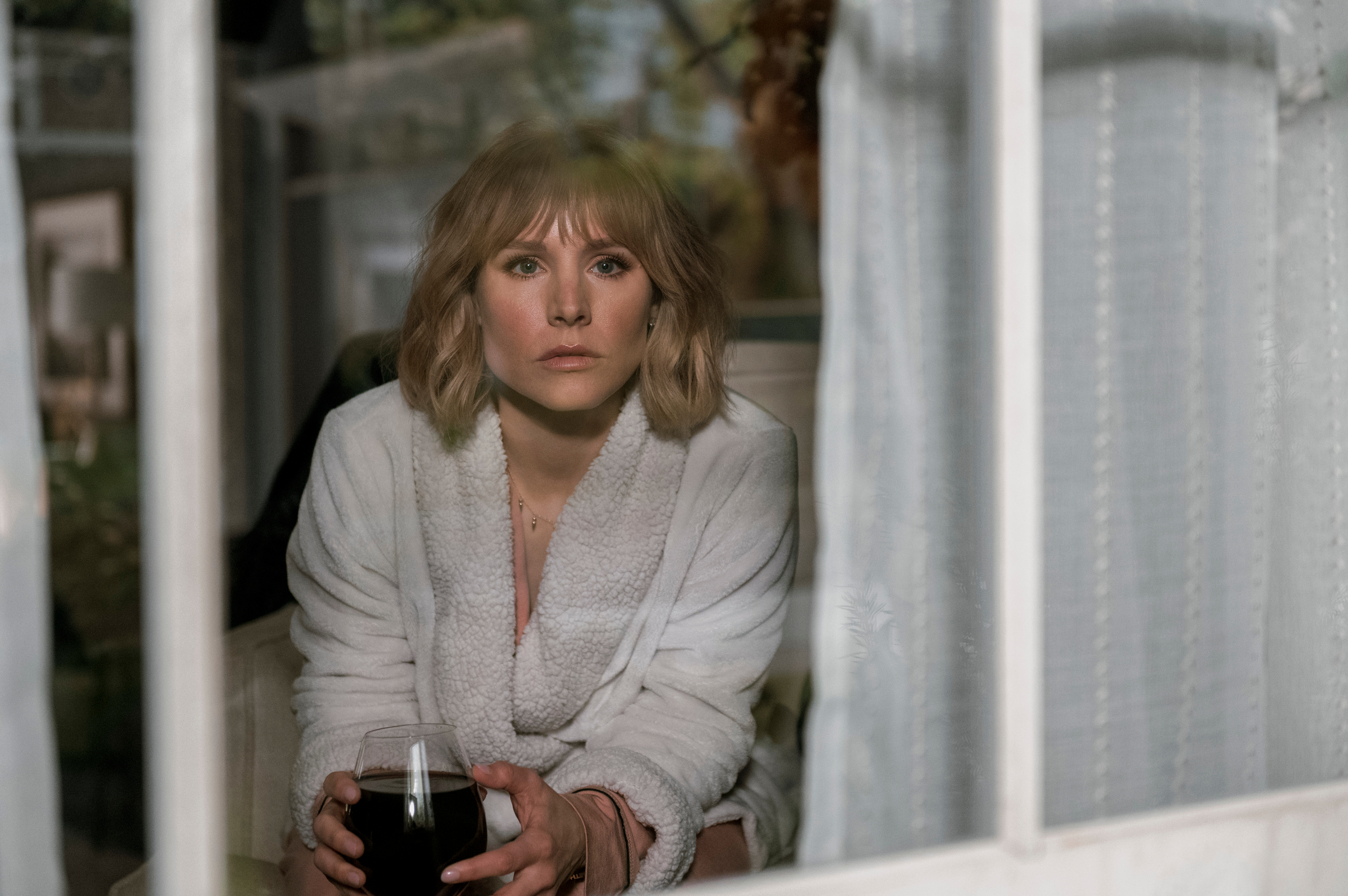 La mujer de la casa de enfrente de la chica de la ventana es una comedia negra donde Kristen Bell brilla parodiando los thrillers psicológicos con mujeres