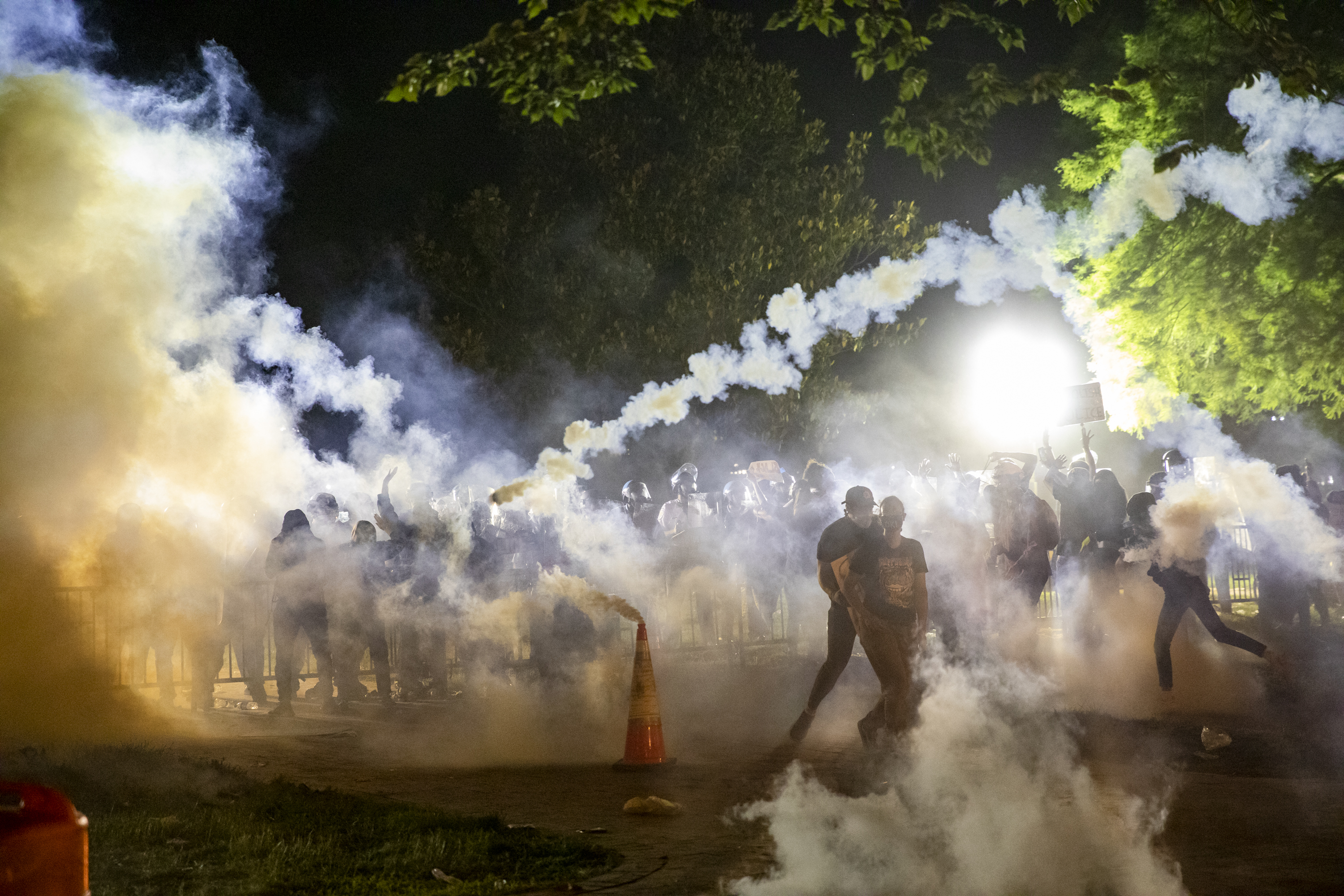 Choques entre manifestantes y policías en medio del gas lacrimógeno. Según CNN, Trump estuvo en el búnker cerca de una hora antes de regresar al la zona de la Casa Blanca que le sirve de residencia, sin que se sepa si su esposa, Melania, y su hijo Barron le acompañaron. (Samuel Corum / AFP)