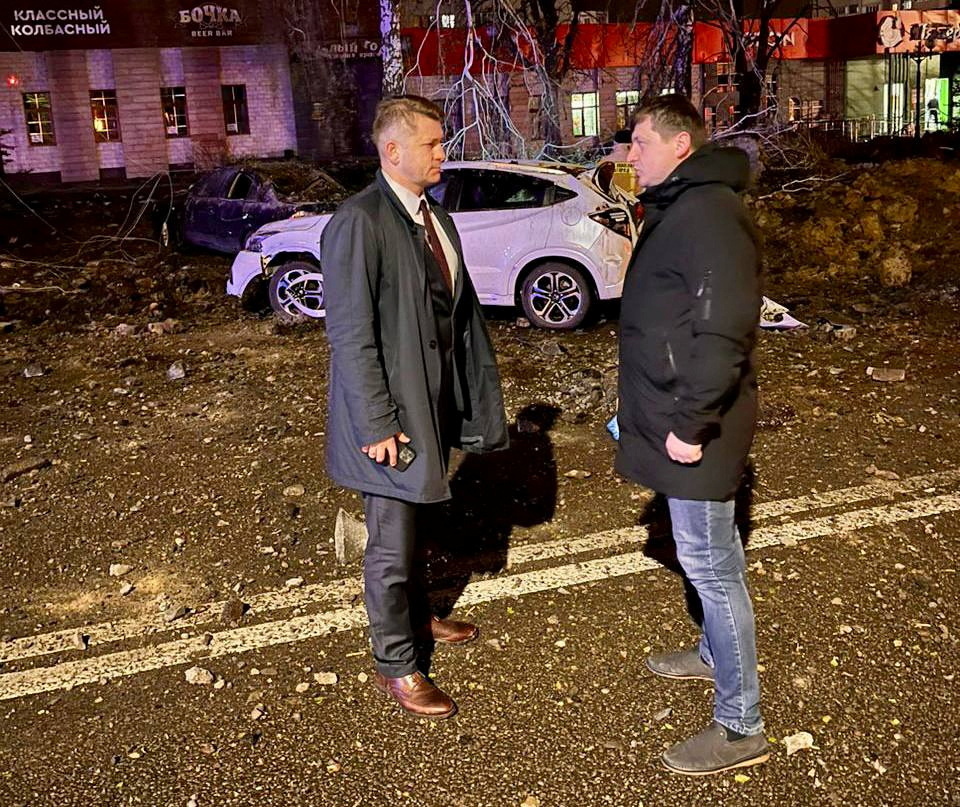 El alcalde de la ciudad de Belgorod, Valentin Demidov, visitó el lugar donde se registró la explosión (Mayor of Belgorod City Valentin Demidov via Telegram/Handout via REUTERS)
