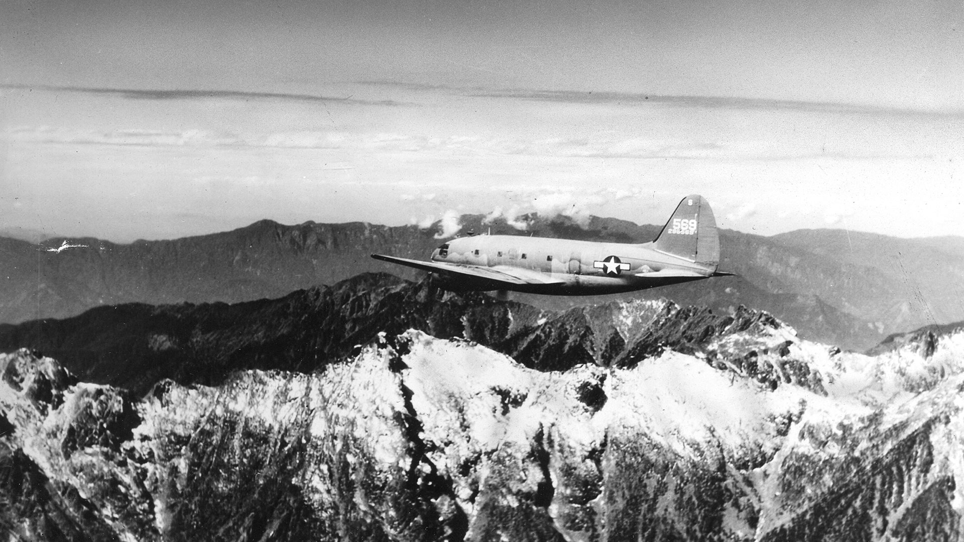 Un avión Curtiss Commando de las fuerzas aéreas estadounidenses cruza el Himalaya, un 20 de febrero de 1945, los pilotos no sabrían si llegarían vivos a China. (Photo by PhotoQuest/Getty Images)