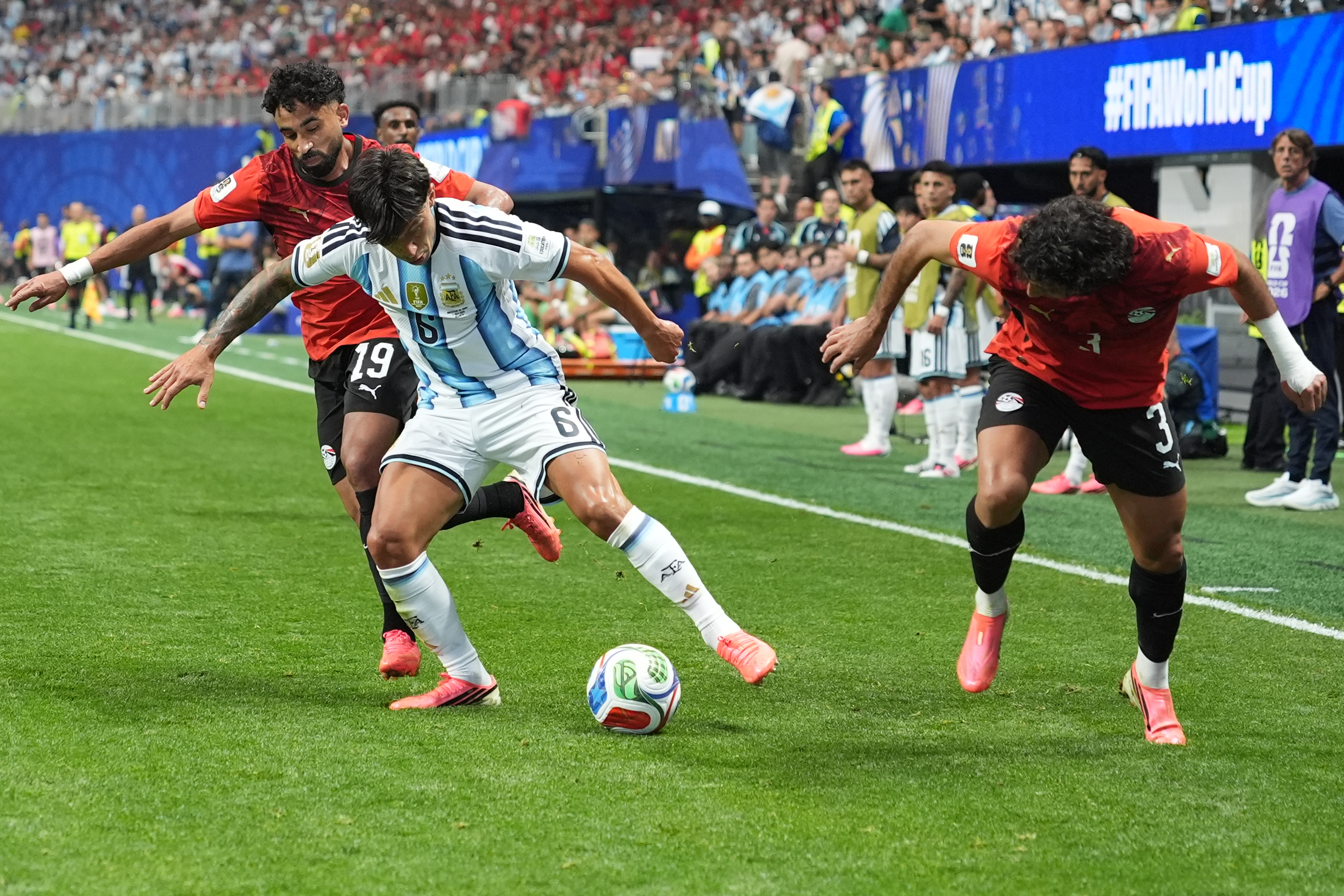 Contundente respaldo de la FIFA tras las cr&iacute;ticas a los &aacute;rbitros de Argentina-Egipto: "Las acusaciones infundadas no tienen cabida"