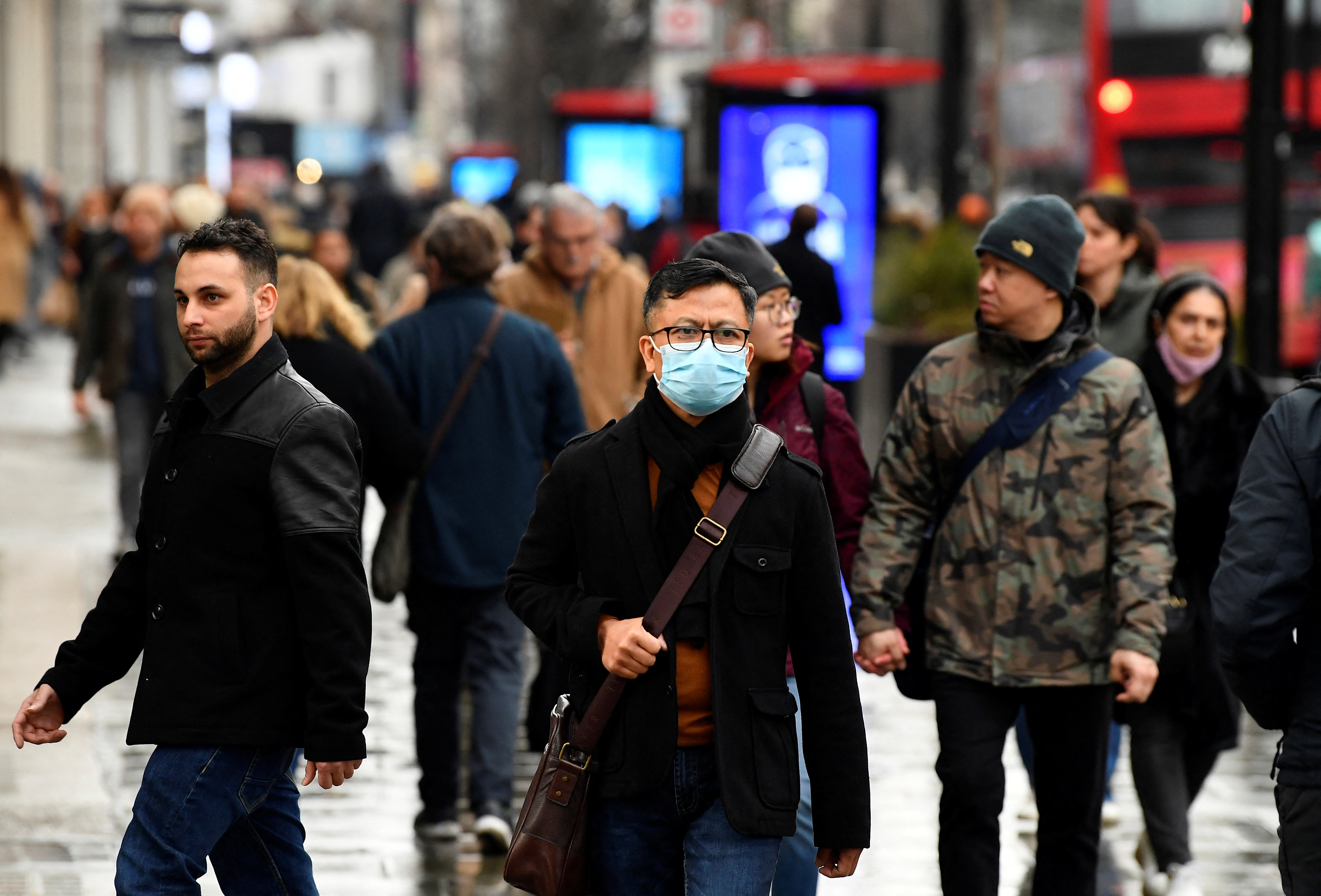 En Oxford Street, Londres, las personas pueden circular sin mascarilla desde enero de 2022 (REUTERS/Toby Melville)