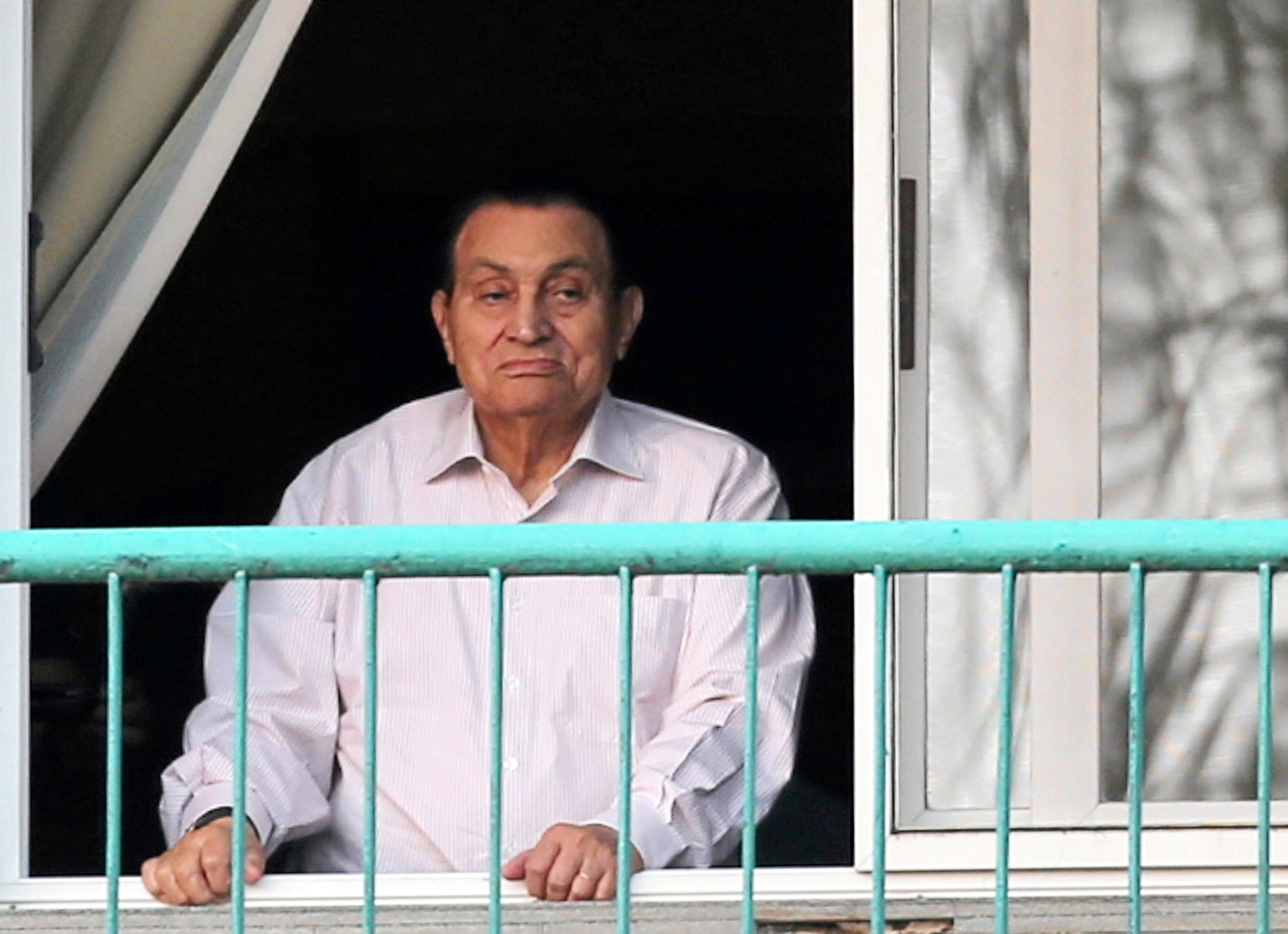 Hosni Mubarak, ya derrocado, mira hacia sus partidarios fuera de la zona donde estaba hospitalizado durante las celebraciones por el 43º aniversario de la guerra árabe-israelí de 1973, en el hospital militar de Maadi en las afueras de El Cairo, el 6 de octubre de 2016 (REUTERS/Mohamed Abd El Ghany)