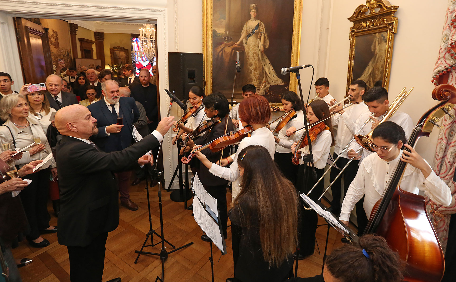 La ejecución del himno británico estuvo a cargo de la Orquesta de los Barrios, formada por músicos jóvenes de distintos barrios de la ciudad de Buenos Aires y bajo la conducción de Néstor Tedesco