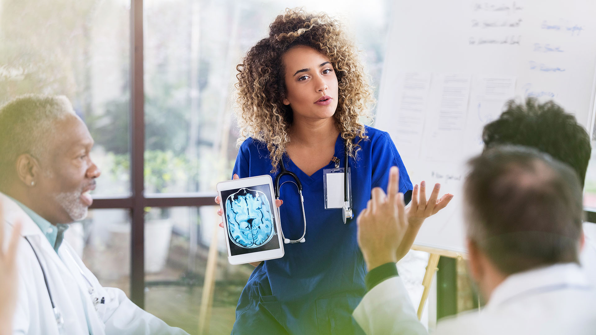 El cerebro es el órgano encargado de la mayor parte de las funciones sensoriales, motoras, cognitivas y emocionales, lo cual lo convierte en una parte elemental en todas las etapas de nuestras vidas (Getty Images)