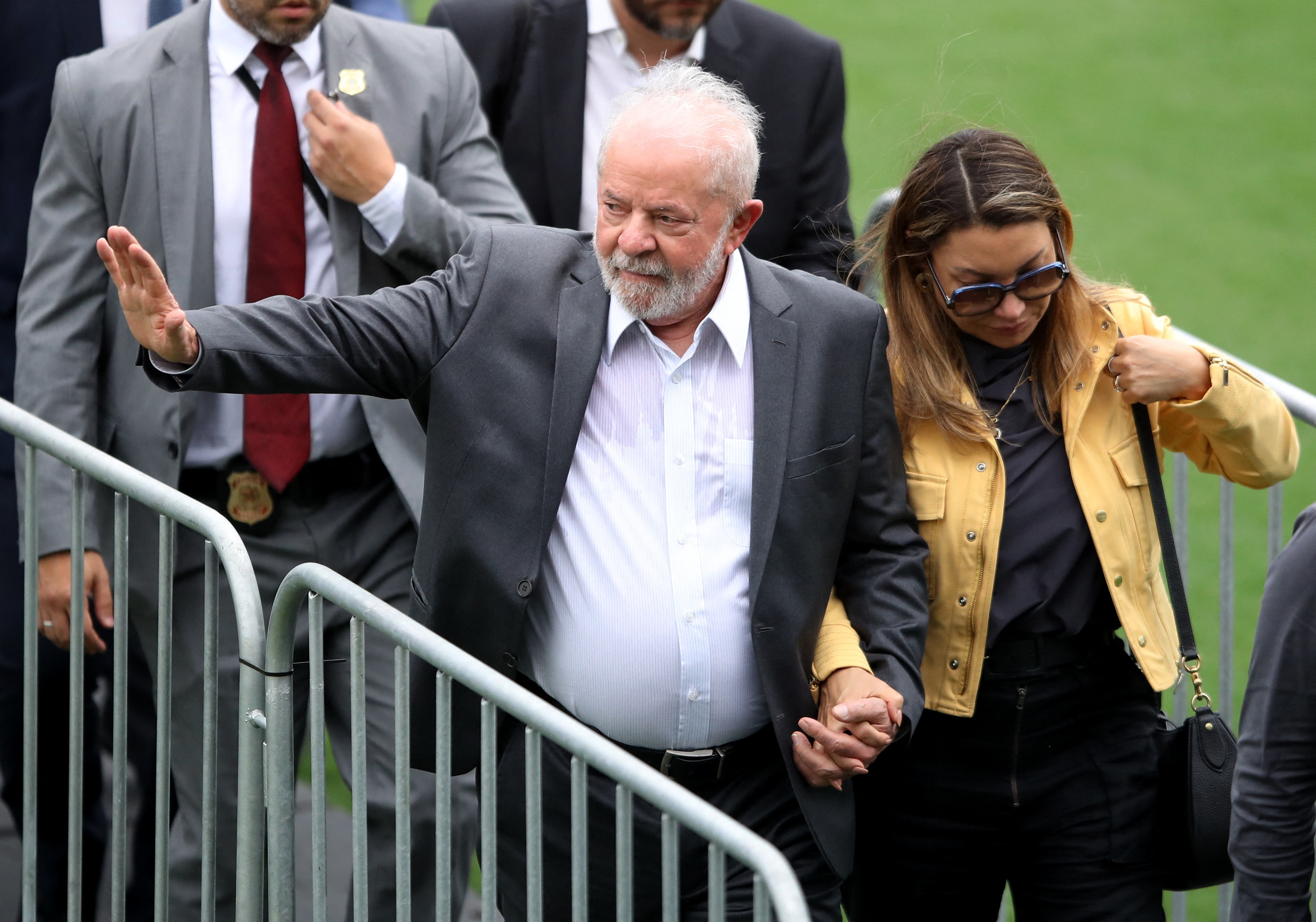 Lula da Silva y su esposa Rosangela saludan a los fanáticos en el estadios del Santos (REUTERS/Carla Carniel)