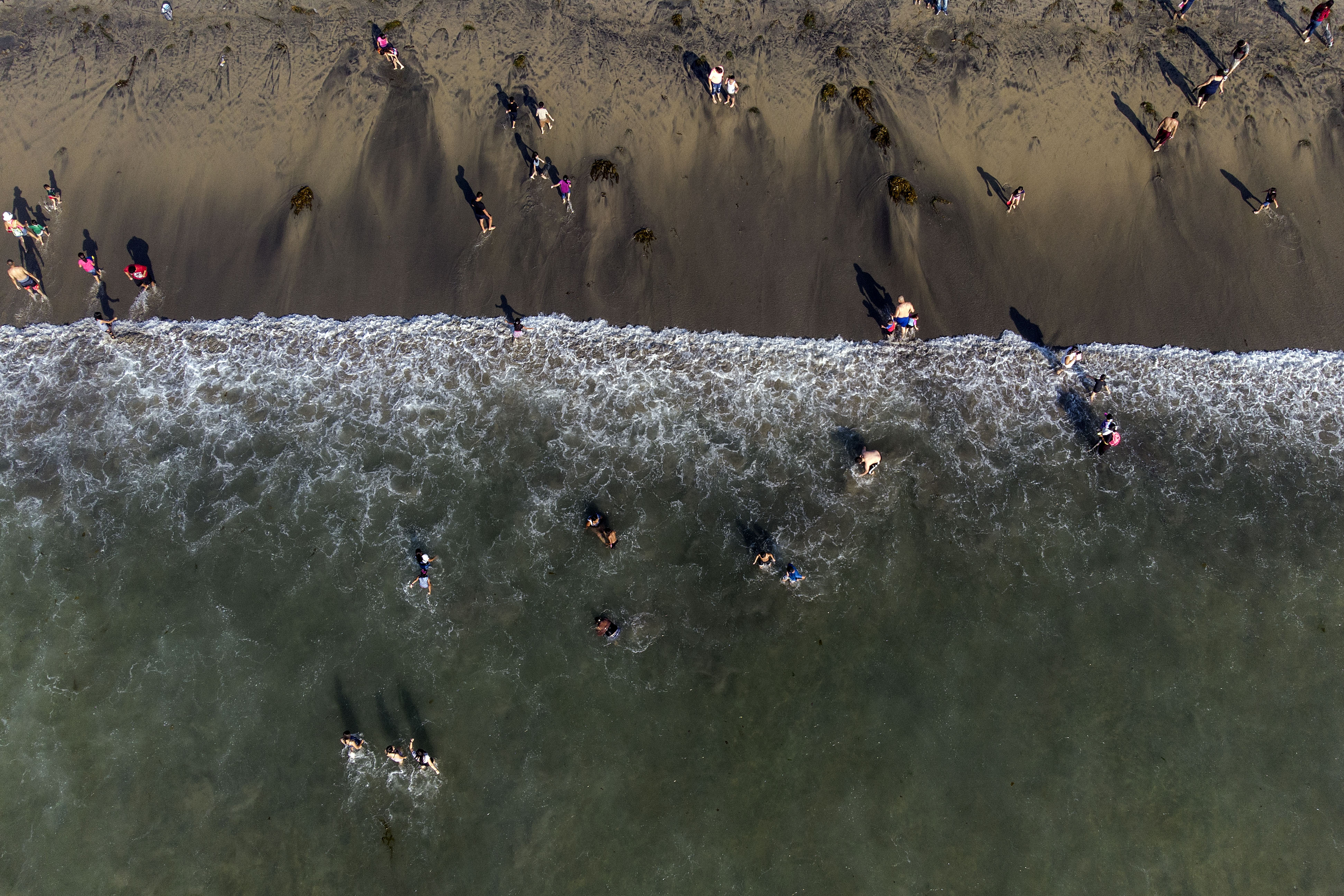 Vista aérea de personas en la playa de Playas de Tijuana cerca de la frontera entre Estados Unidos y México en Tijuana, estado de Baja California, México, el 3 de octubre de 2020, en medio de la pandemia del coronavirus COVID-19.