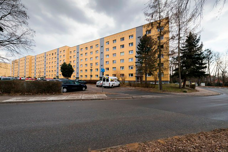 Radebergerstrasse 101: el bloque de apartamentos en Dresde donde convivían agentes de la Stasi y del KGB. Los Putin se alojaron en un cuarto piso desde agosto de 1985 hasta febrero de 1990. (AFP)