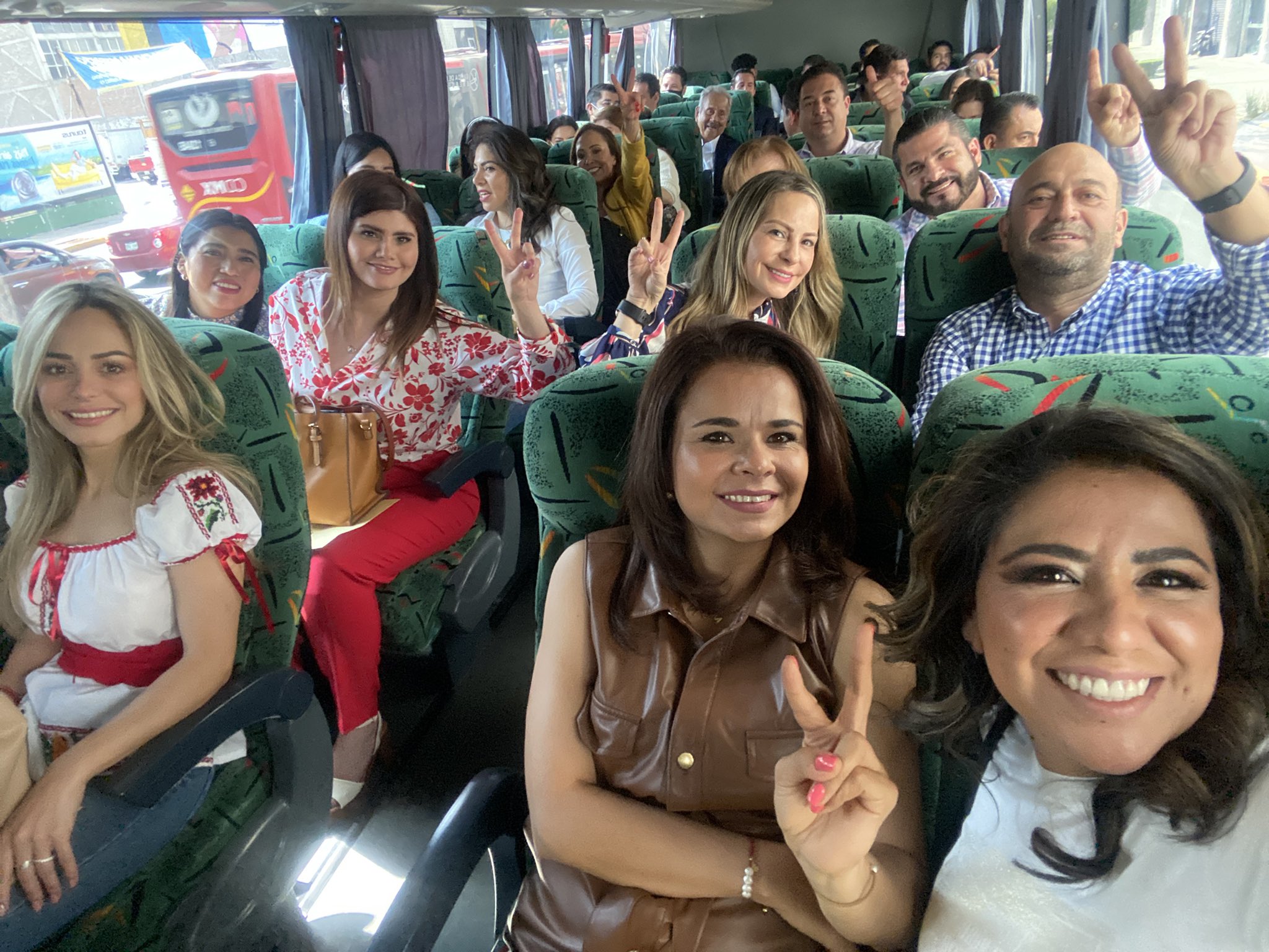 Las y los diputados del PRI llegaron a San Lázaro en dos camiones. (Foto: Twitter)
