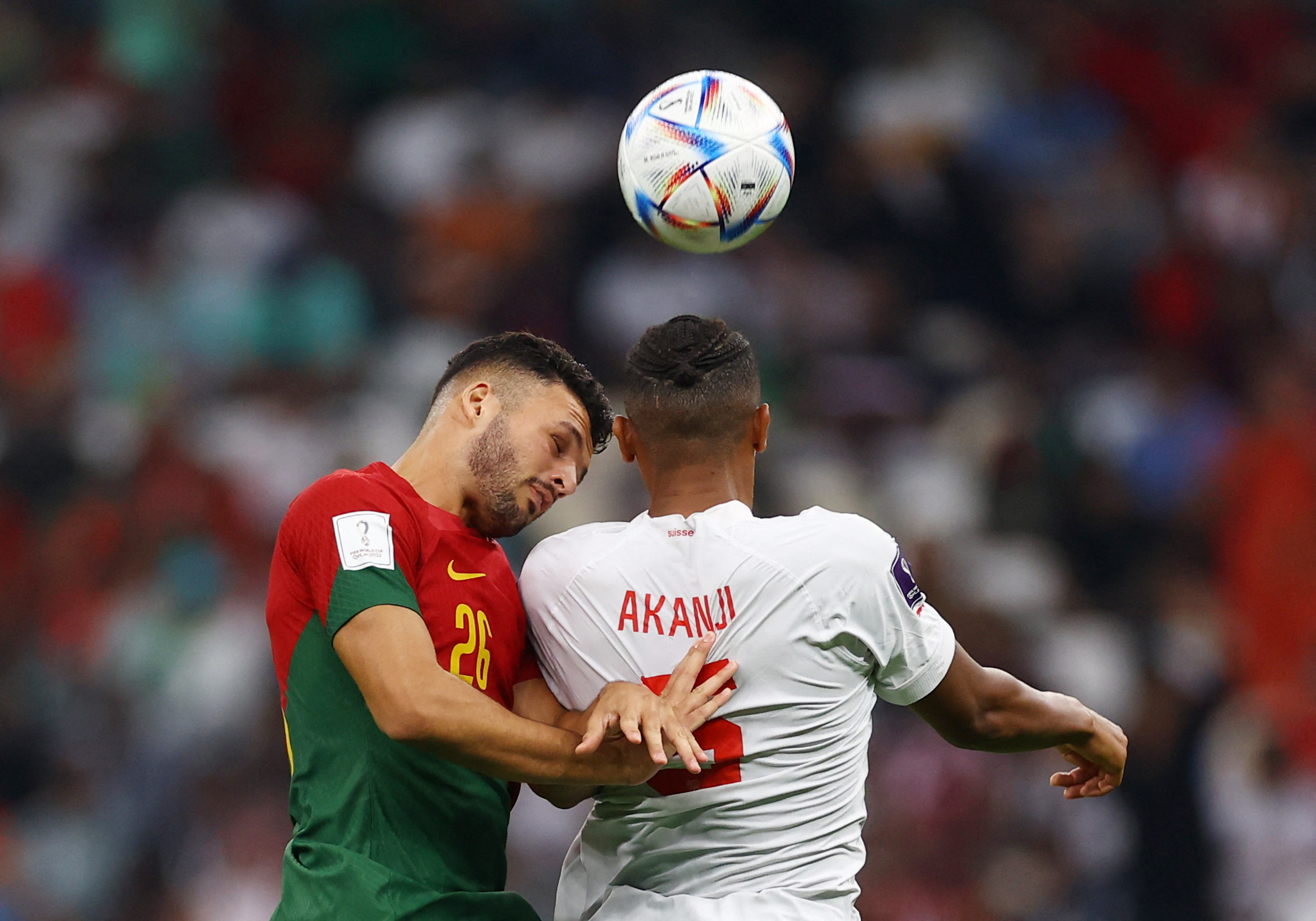 Goncalo Ramos, reemplazante de Cristiano Ronaldo, disputa la pelota con el suizo Manuel Akanji (REUTERS/Kai Pfaffenbach)