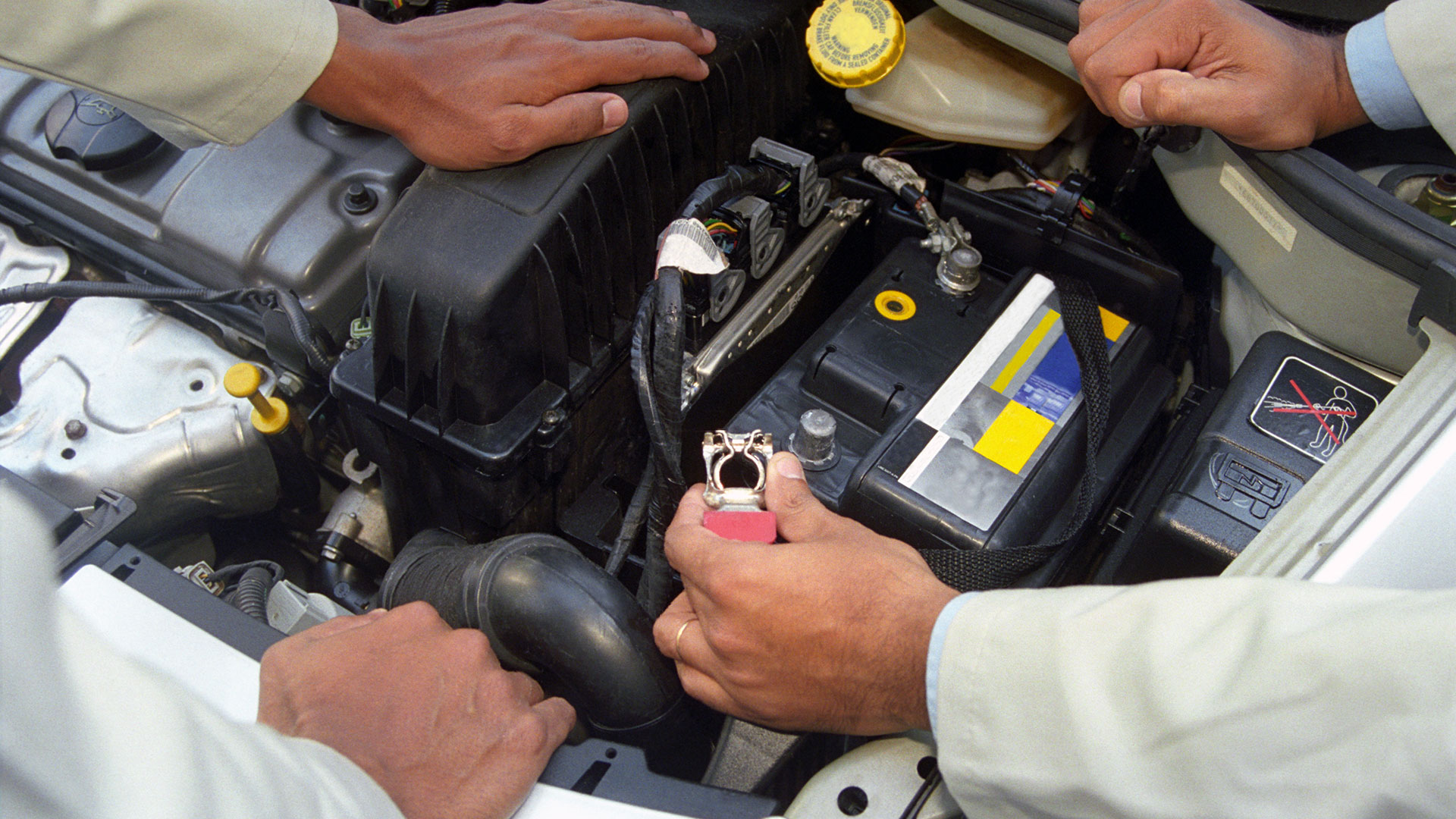 La batería de ácido plomo es la que todos los autos tienen en el compartimiento del motor y permite que arranque el motor de gasolina. Funciona cuando el motor está apagado