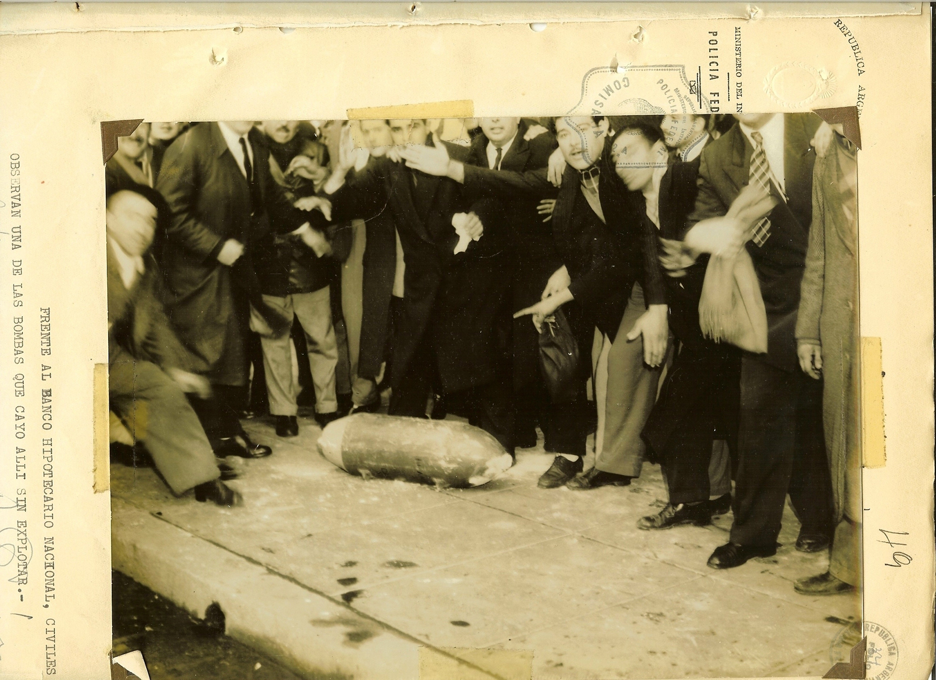 Una bomba que no explotó rodeada de gente. Junio de 1955. Plaza de mayo.