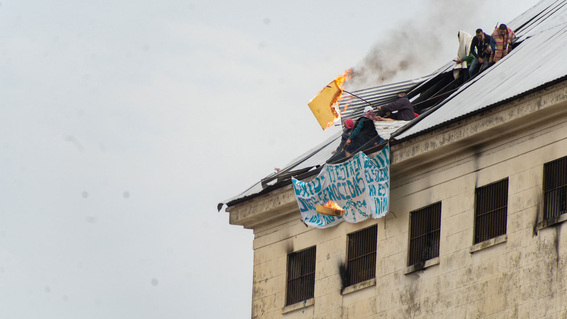 Los pedazos de colchón incendiado caen al patio del penal. La Policía de la Ciudad trazó un perímetro con personal de infantería alrededor del lugar.