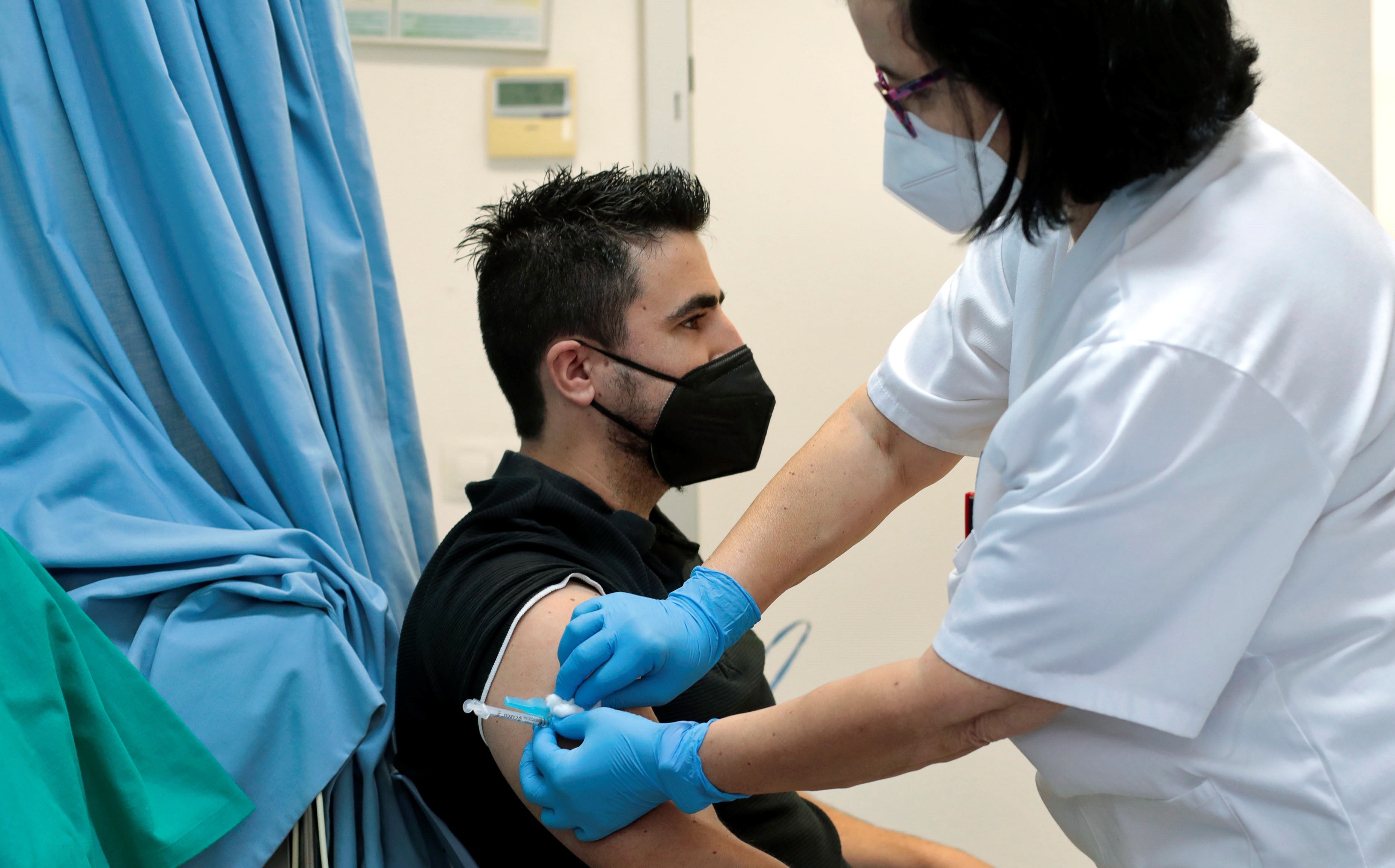 Un joven recibe su primera dosis de la vacuna contra la covid-19 en el centro de salud de Vall d'Alba (Castellón), España. EFE/Domenech Castelló
