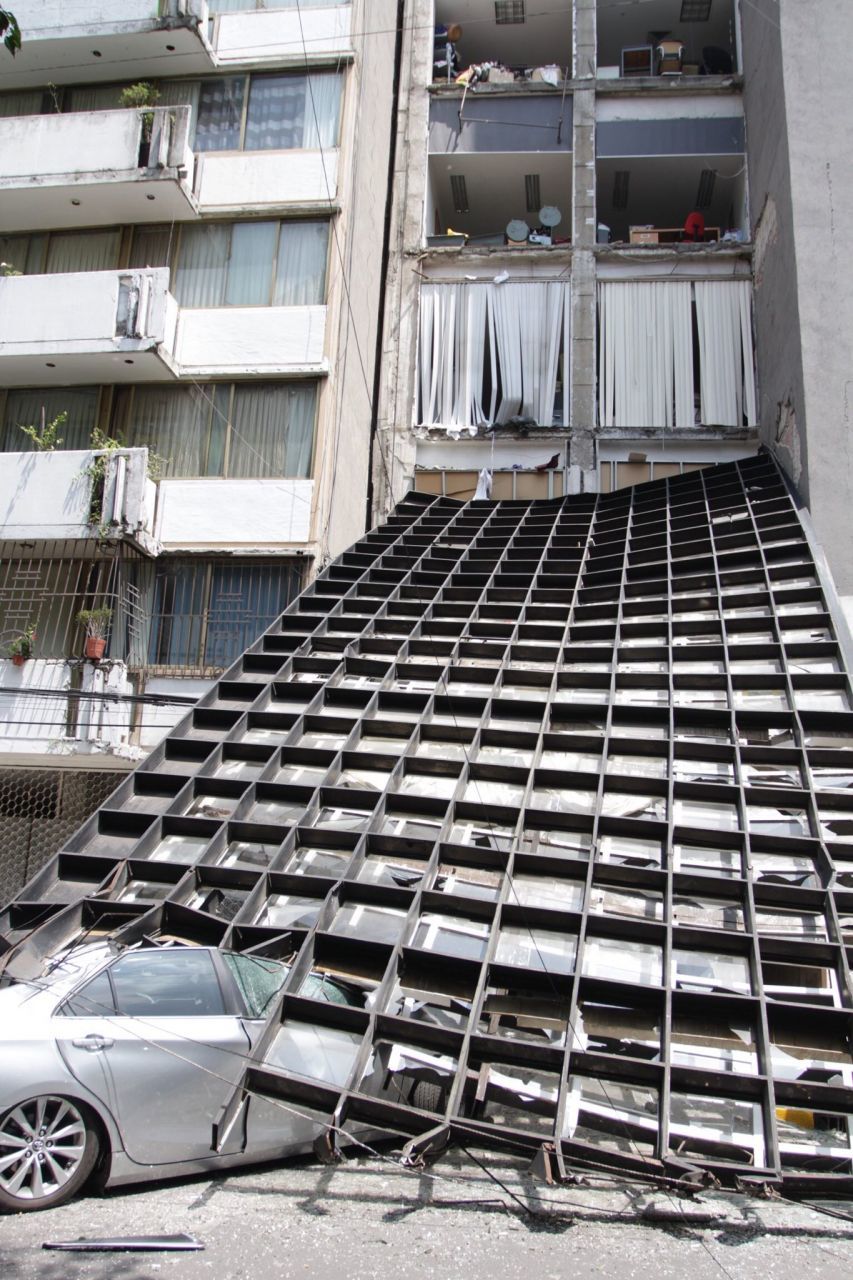 CIUDAD DE MÉXICO, 19SEPTIEMBRE2017.- Un fuerte sismo sacudió la Ciudad de México sin que hasta el momento se tengan cifras oficiales de pérdidas humanas y materiales. En la imagen, un edificio en la calle de Acapulco, en la colonia Condesa. FOTO: ISAAC ESQUIVEL /CUARTOSCURO.COM