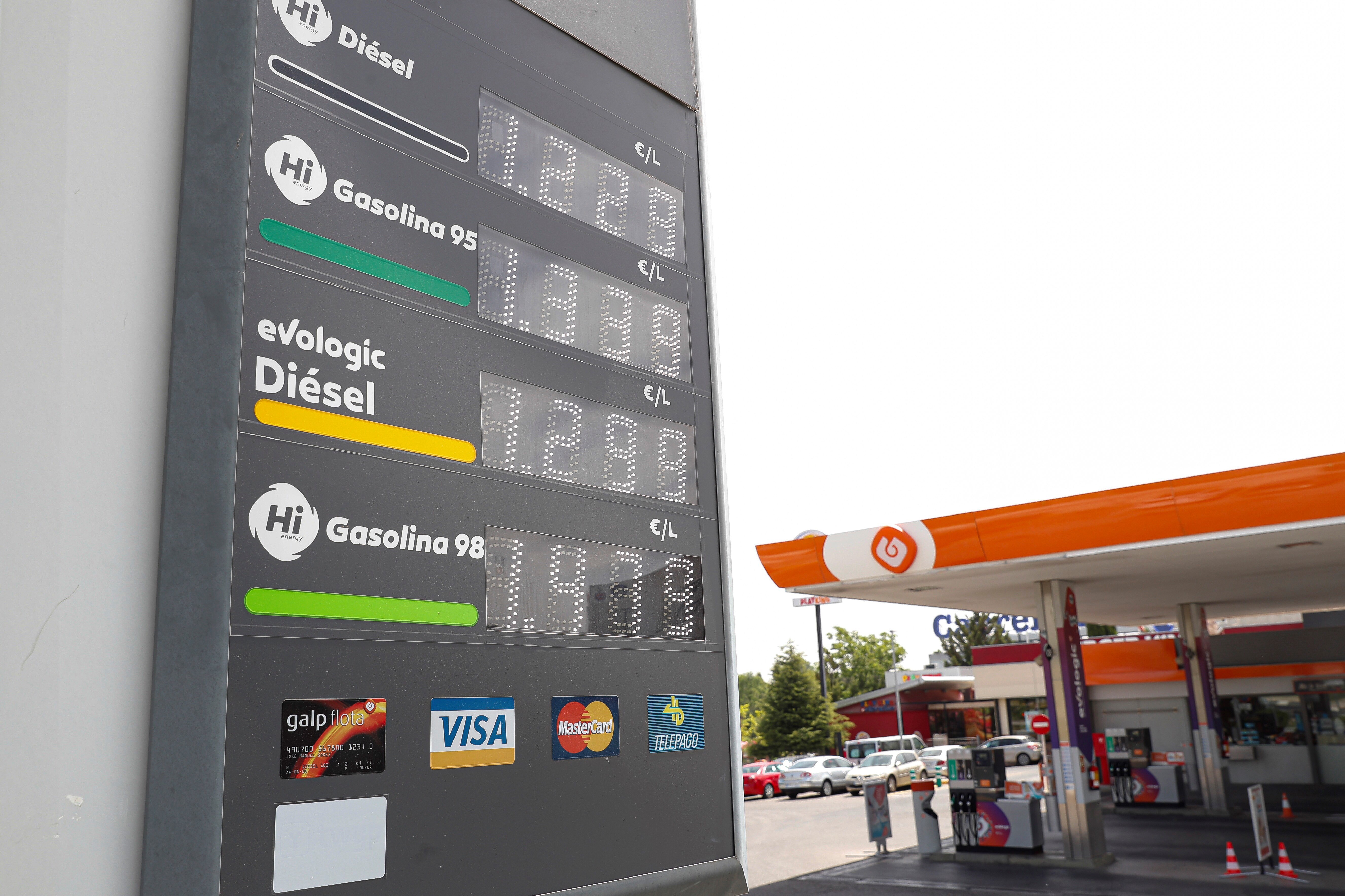 Oblicuo Cena realidad El precio del combustible se dispara en Europa y supera los 2 euros por  litro - Infobae