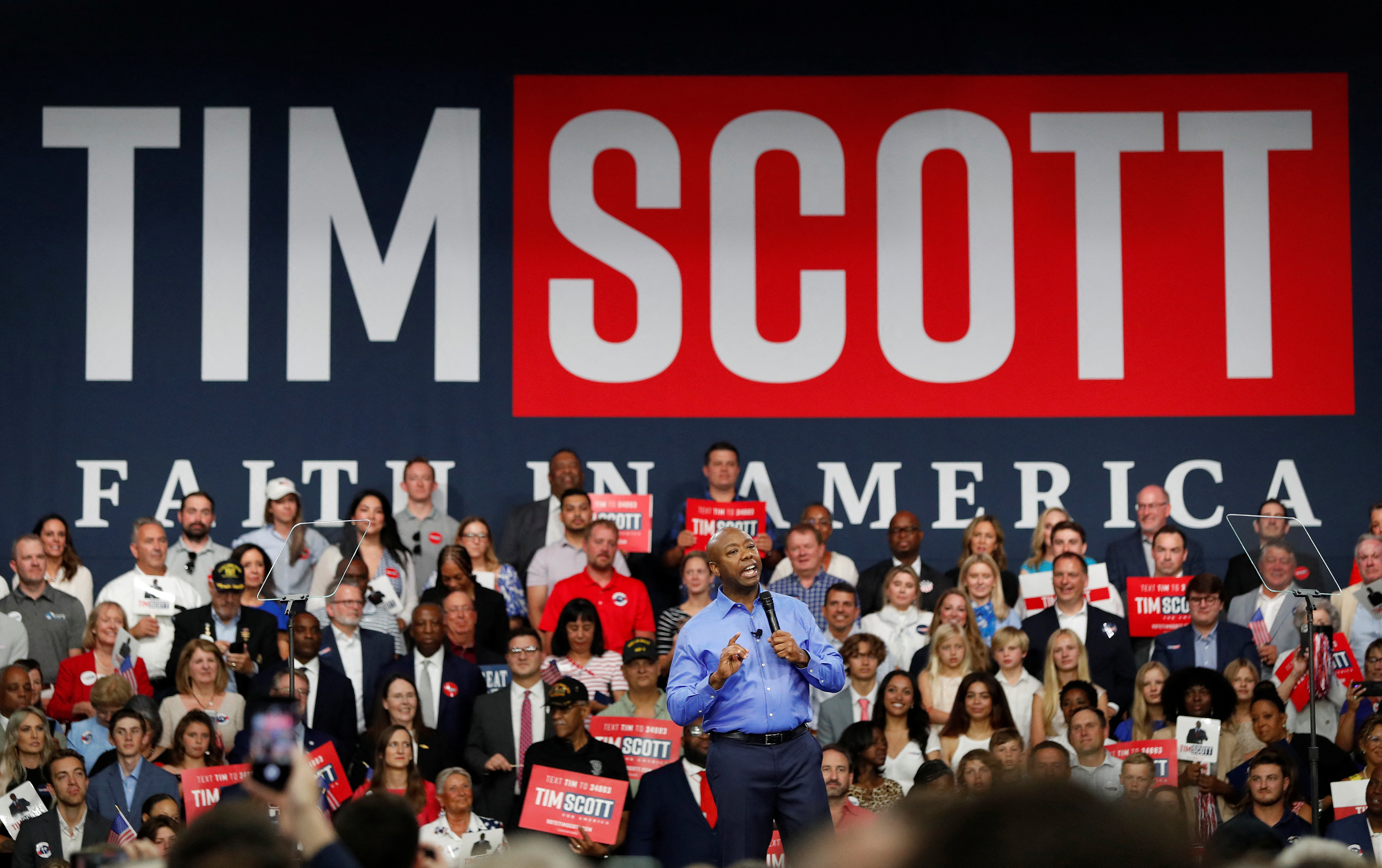 Tim Scott, el único senador afroamericano del Partido Republicano, anunció su candidatura presidencial para 2024 en un acto en Charleston del Norte, Carolina del Sur el 22 de mayo de 2023. REUTERS/Randall Hill