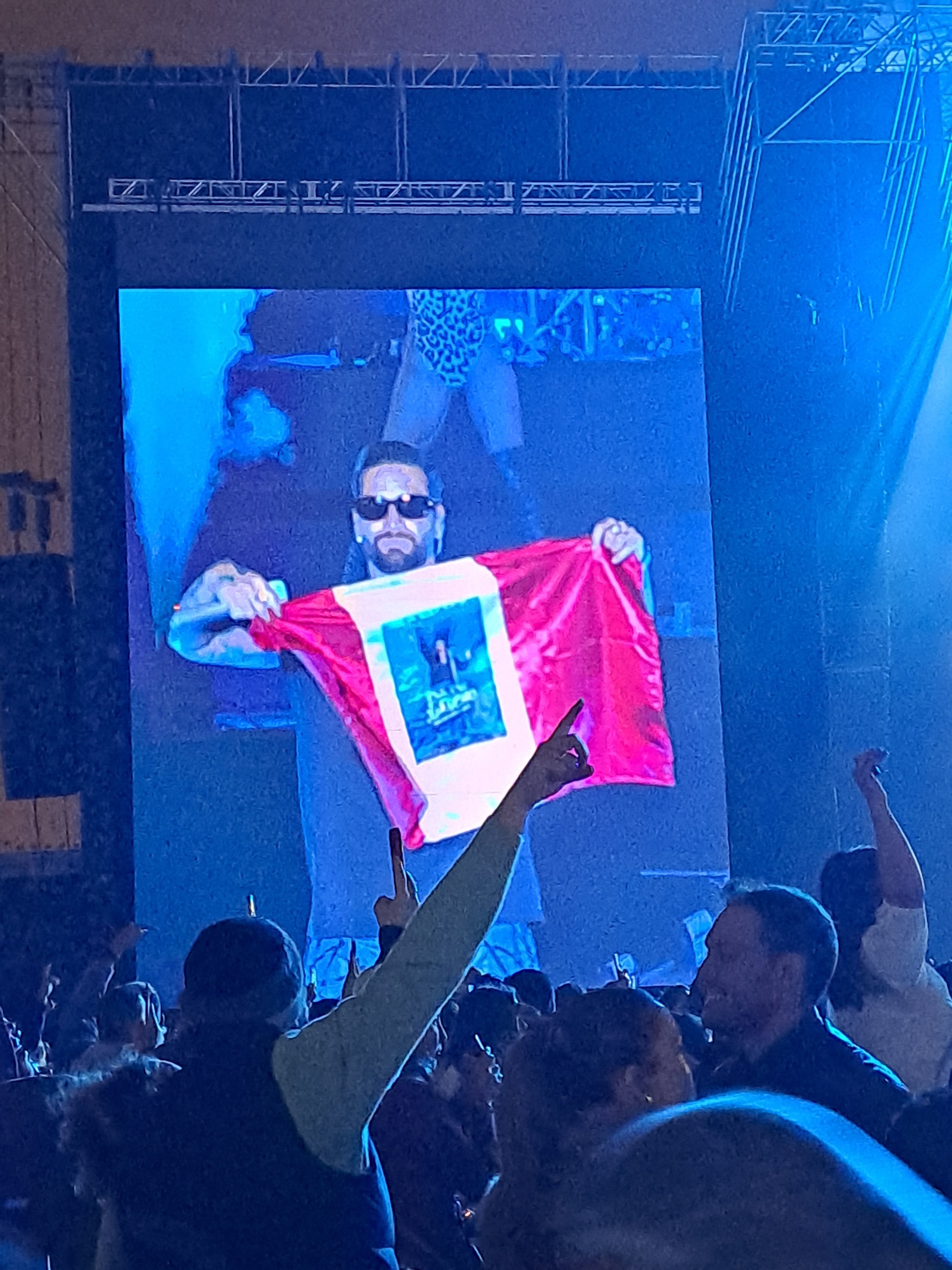 Maluma con bandera peruana en concierto en Lima. (Twitter)