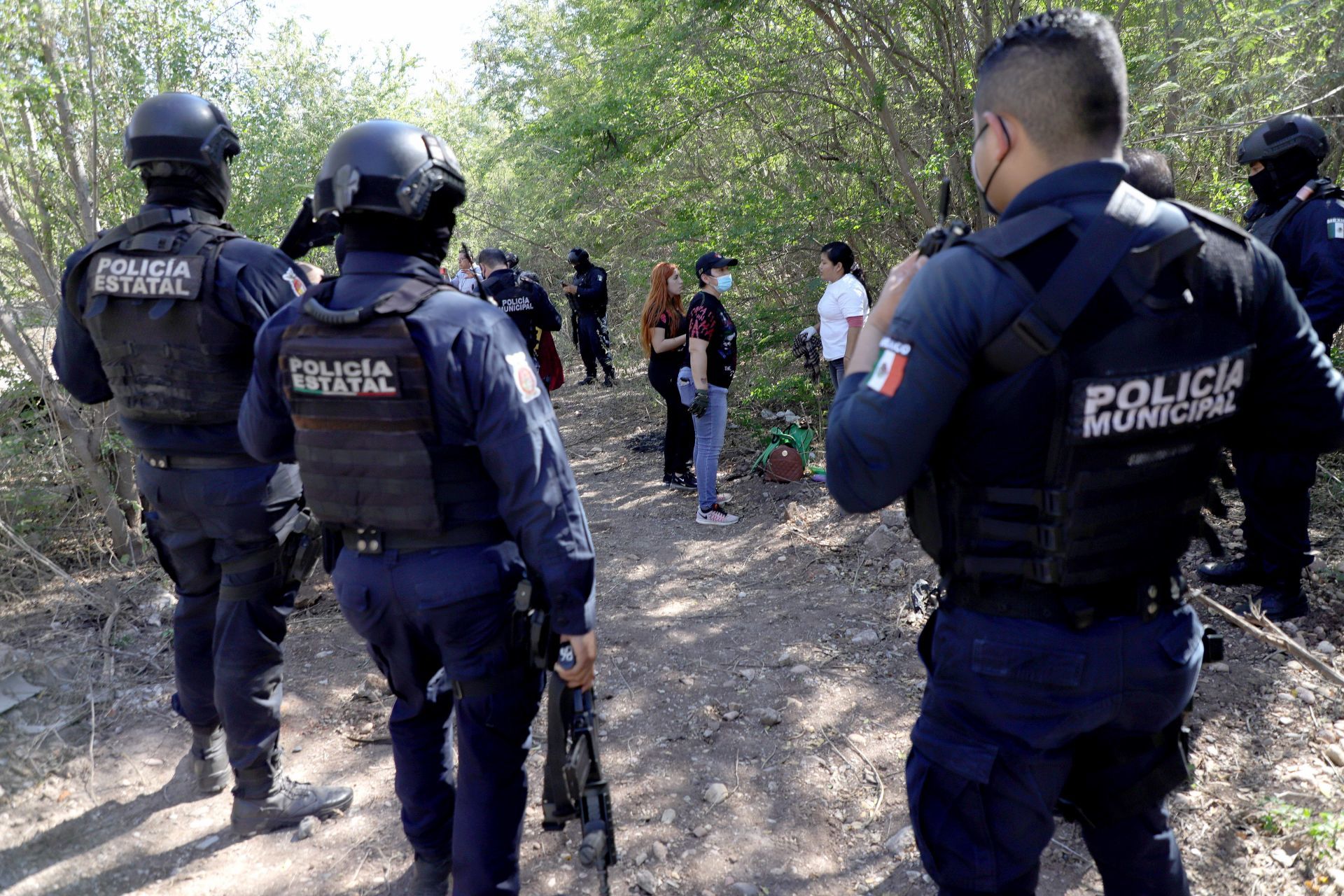 Policías municipales de Culiacán en una fosa donde fueron hallados restos humanos (Cuartoscuro)