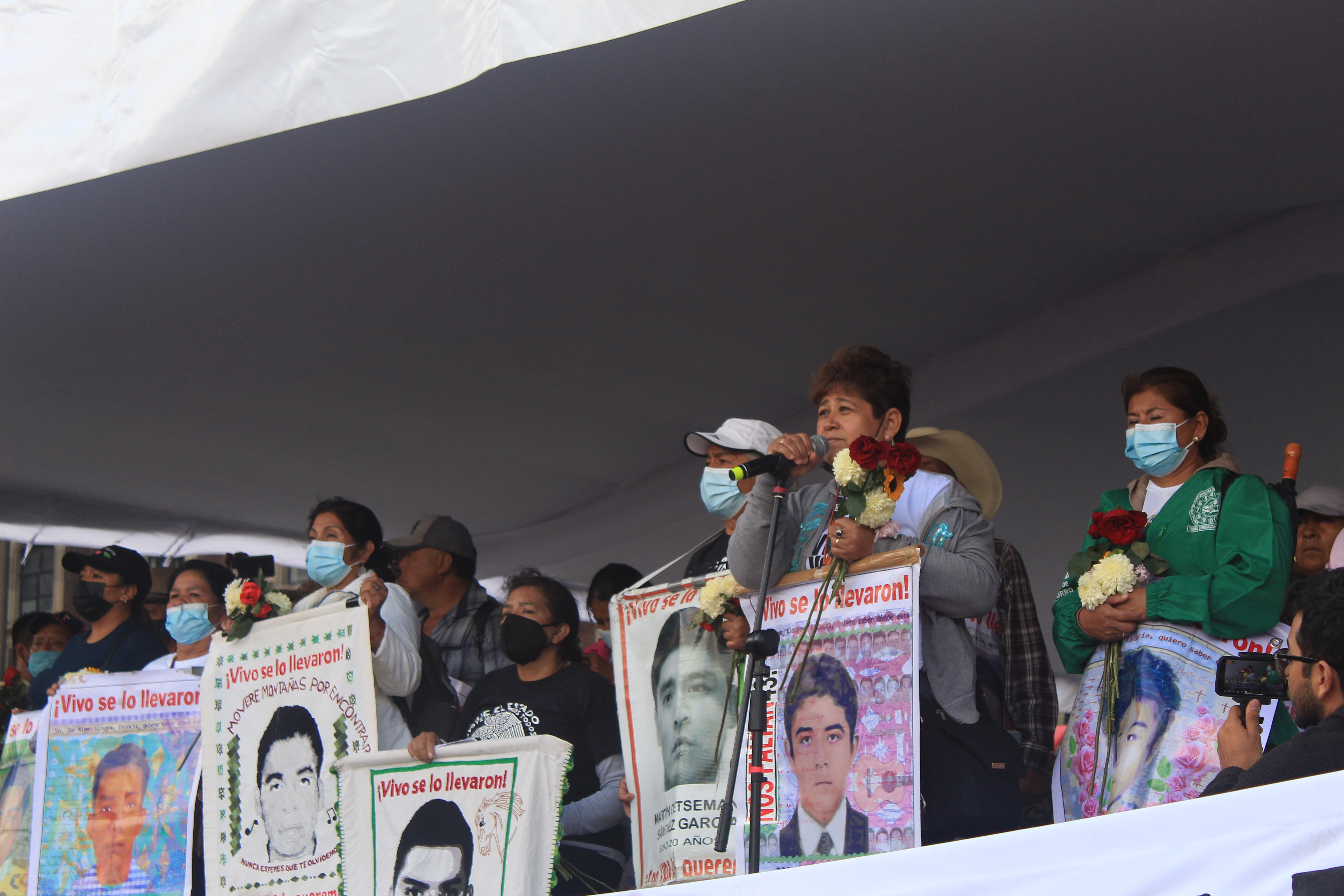 Blanca Nava, madre de Jorge Álvarez Nava, uno de los estudiantes normalistas de Ayotzinapa desaparecidos en 2014, fue la primera familiar en hablar durante el mitin. (Foto: Baruc Mayen/Infobae México)