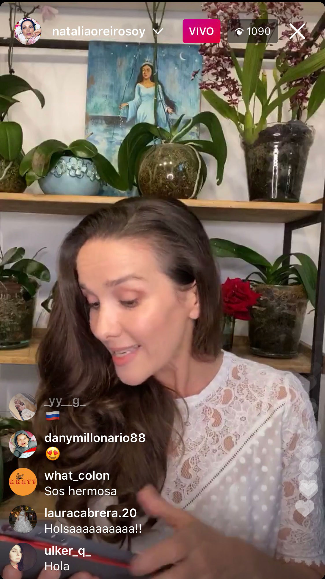 Natalia Oreiro leyendo al público a través del vivo