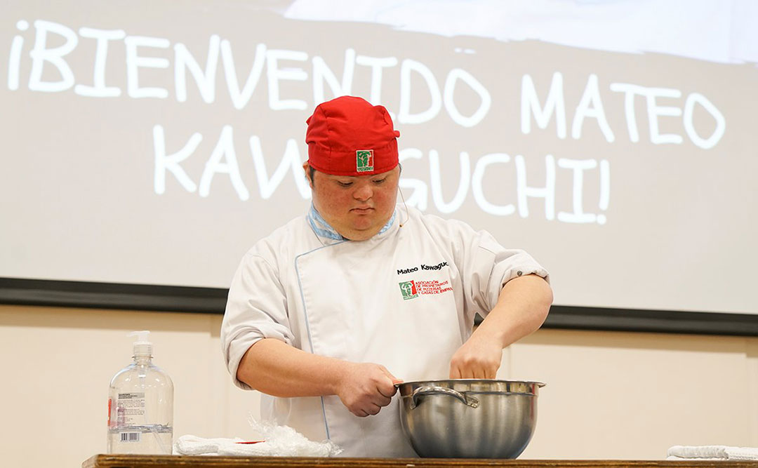 Mateo Kawaguchi durante la presentación de "Amasando Prejuicios"