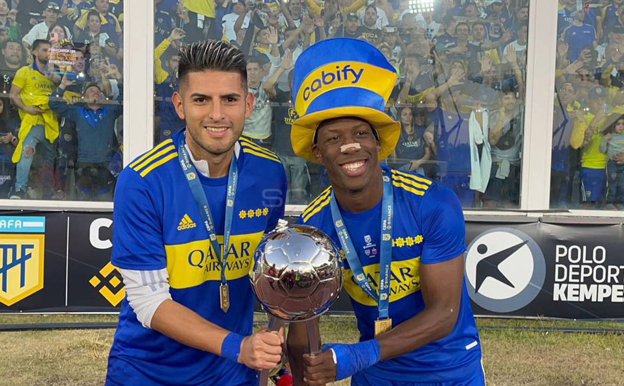 Carlos Zambrano y Luis Advíncula con el trofeo de campeón de la Copa de la Liga Argentina con Boca Juniors. | Foto: SportsCenter