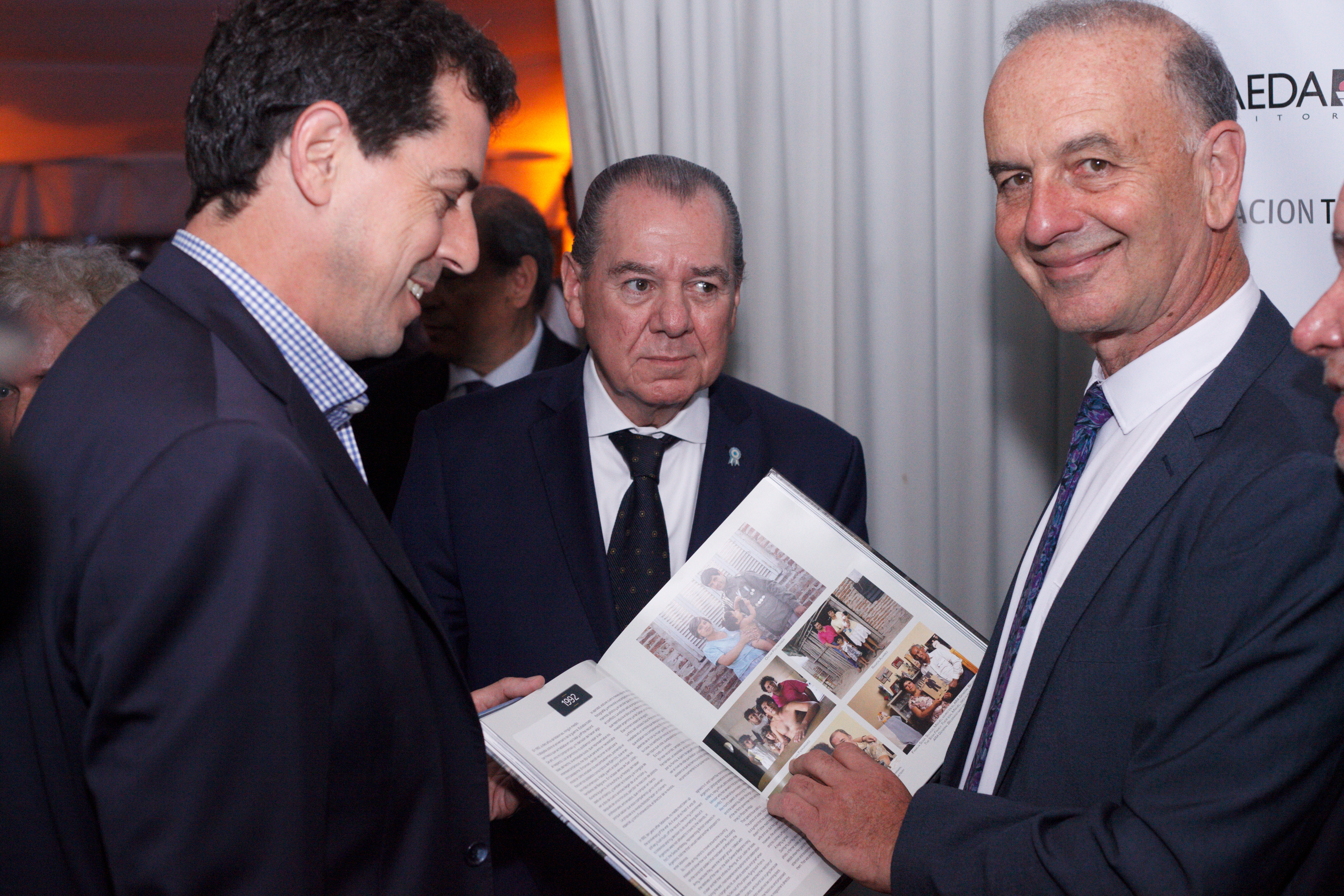 El ministro del Interior Wado de Pedro, el presidente de Editorial TAEDA Mario Montoto y el fotógrafo Rafael Wollmann repasan el libro "Malvinas, cuatro viajes" (Roberto Almeida)