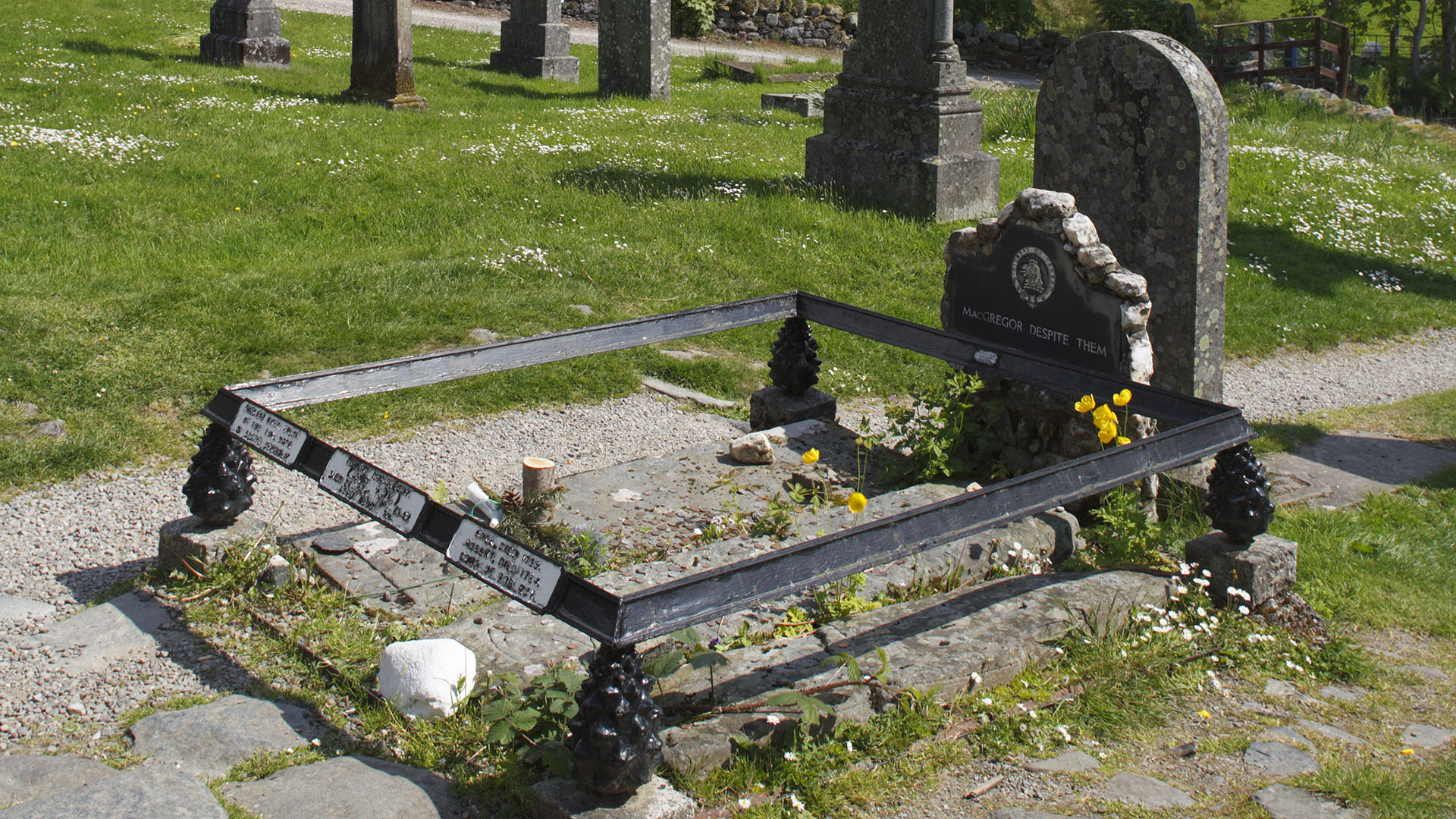 La tumba de Rob Roy. Está en el cementerio de la aldea donde falleció en 1734.