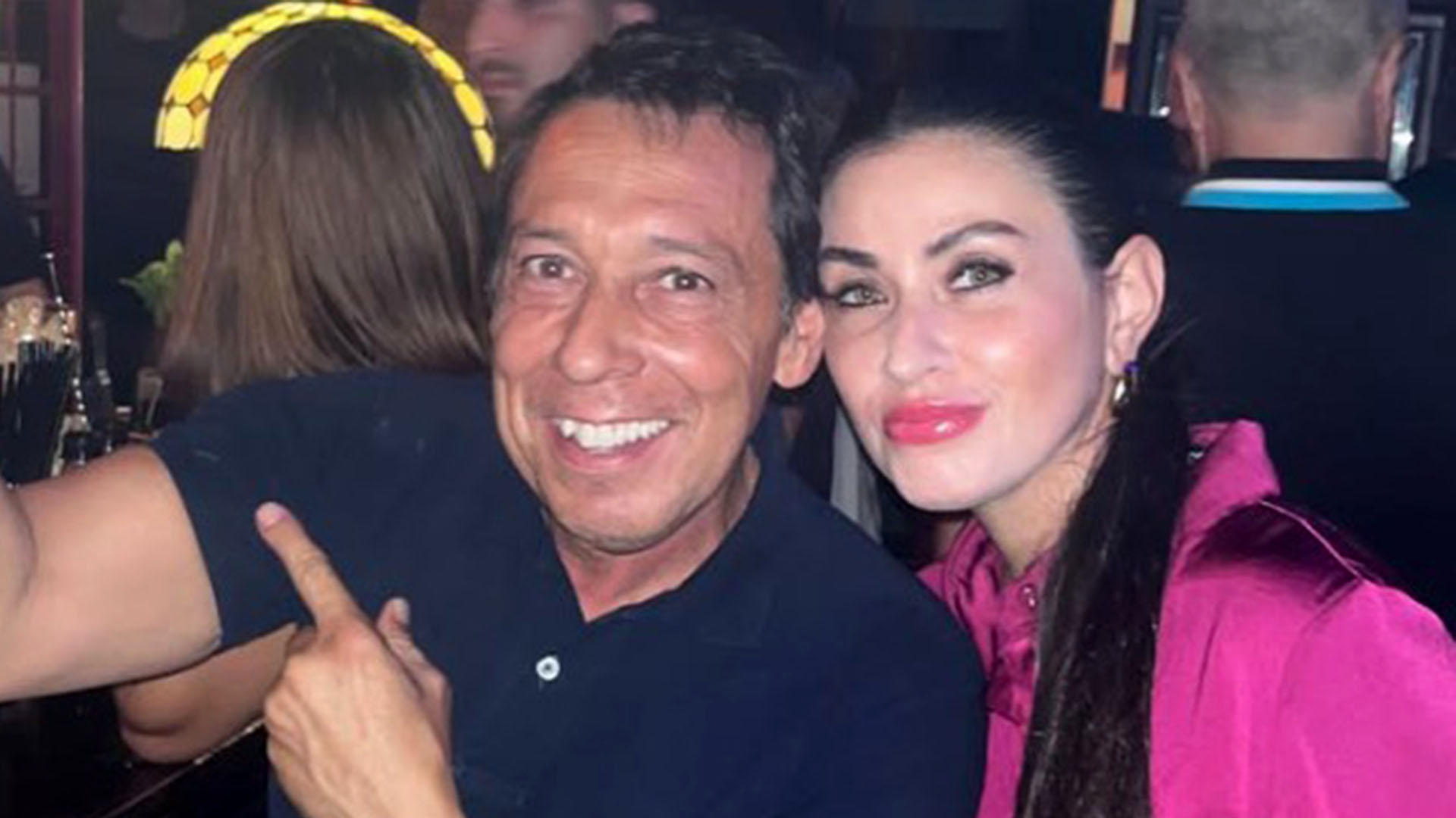 La novia del padre de Agostina P&aacute;ez lo defendi&oacute; tras el video donde hizo un gesto de mono: 