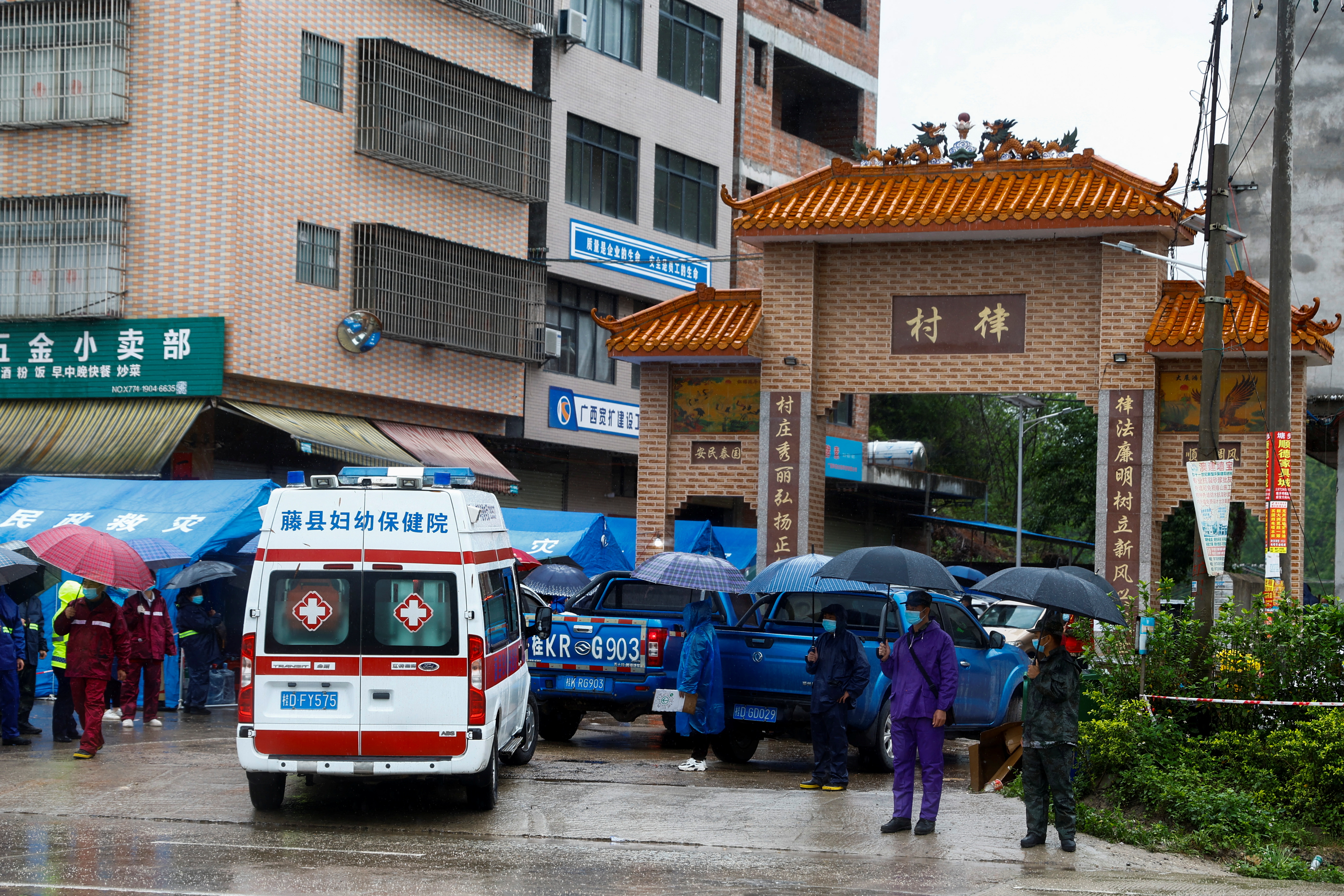 Una ambulancia llega a la entrada del pueblo de Lu, cerca del lugar donde se estrelló un avión Boeing 737-800 de China Eastern Airlines que volaba de Kunming a Guangzhou, en Wuzhou, Región Autónoma de Guangxi Zhuang, China 23 de marzo de 2022. REUTERS/Carlos García Rawlins