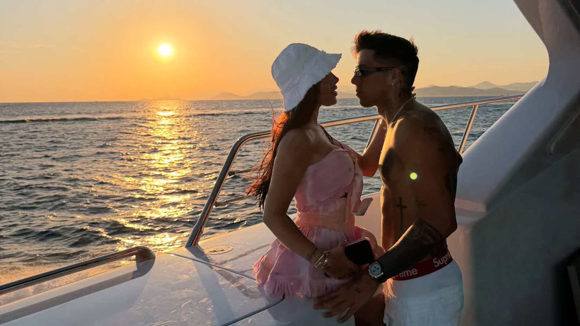 El &aacute;lbum de fotos de las vacaciones de Enzo Fern&aacute;ndez junto a Valu Cervantes y sus hijos en un paradis&iacute;aco destino