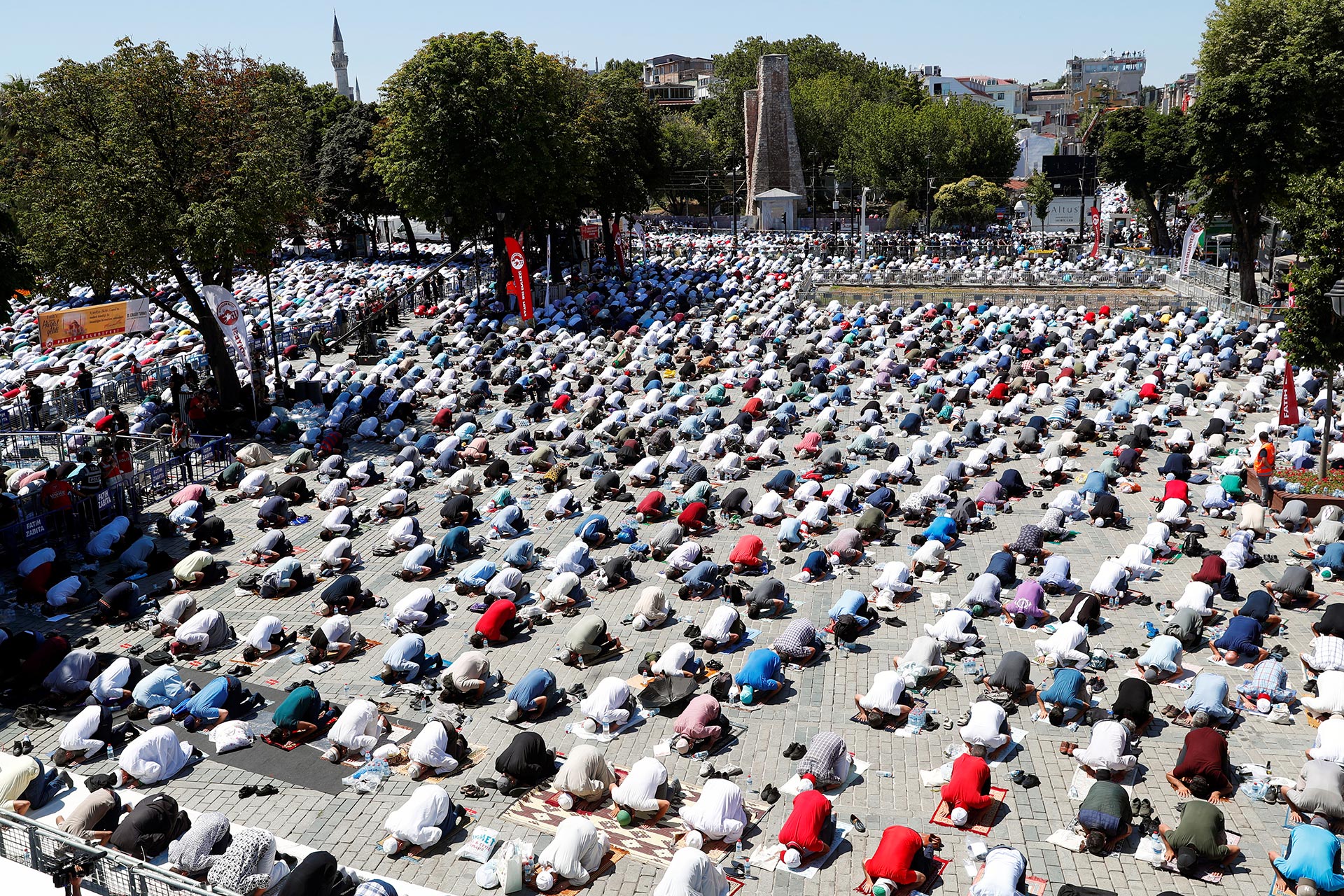 Decenas de miles de fieles asisten al primer rezo musulmán en la antigua basílica de Santa Sofia en Turquía (Reuters)