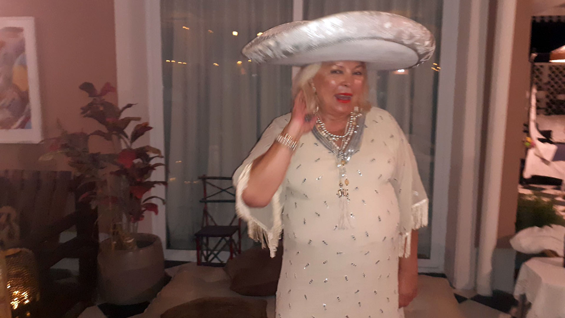 Elisa Carrió, con sombrero de mariachi, en el festejo de su cumpleaños