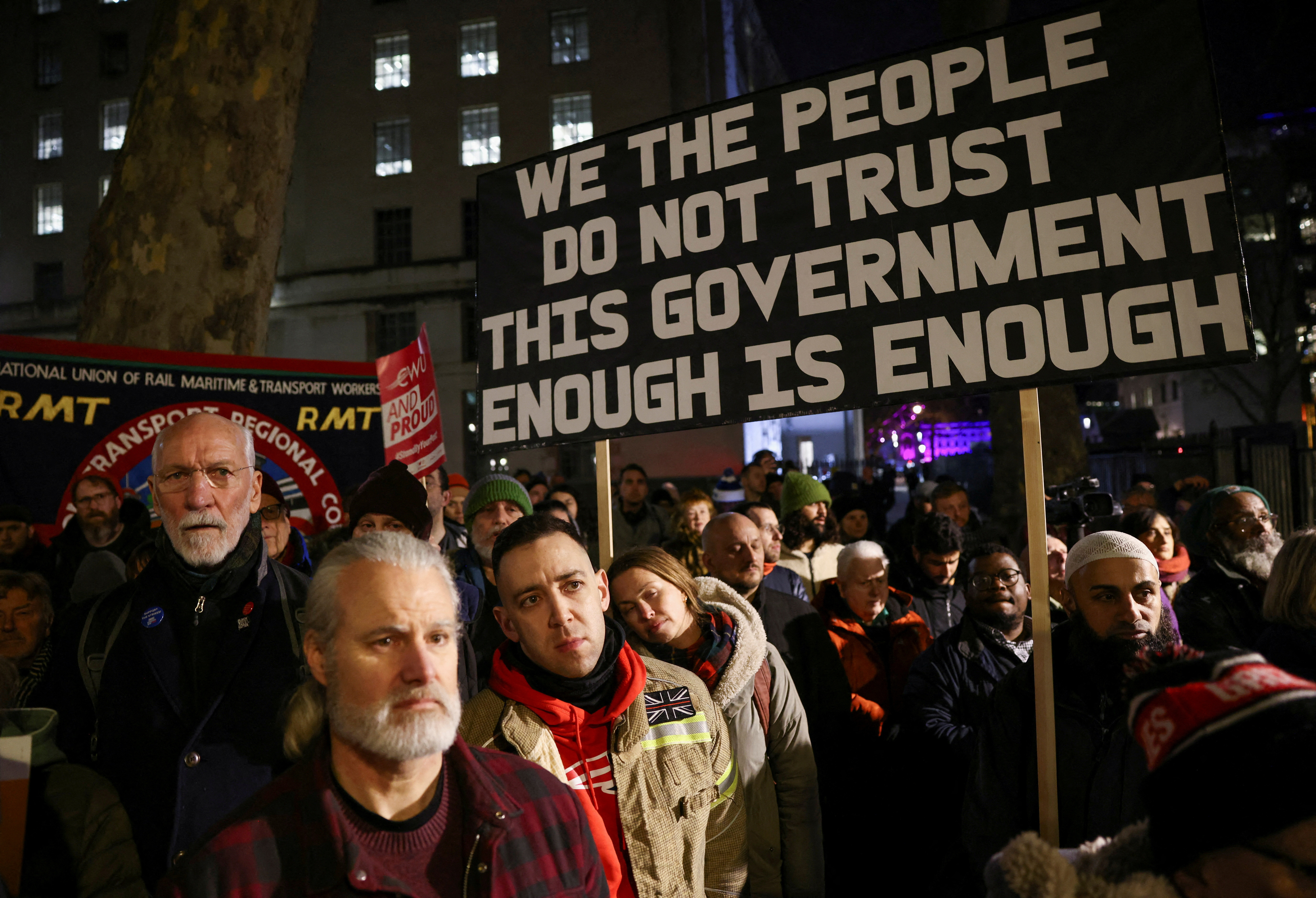 Varias personas sostienen pancartas mientras participan en una protesta por el derecho a la huelga frente a Downing Street en Londres, Gran Bretaña, 30 de enero de 2023. REUTERS/Henry Nicholls