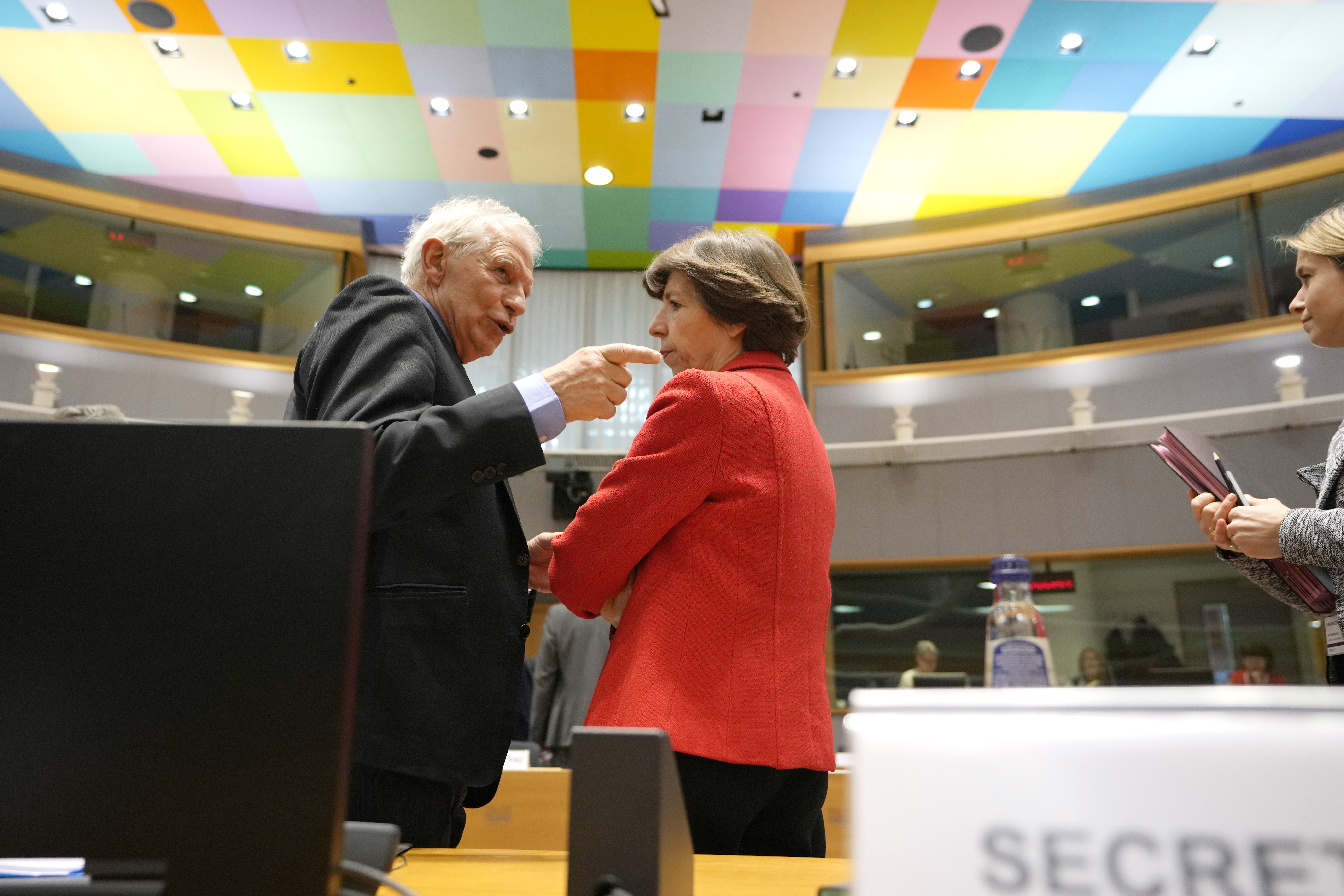 El comisario de Exteriores de la Unión Europea, Josep Borrell, con la ministra de Exteriores de Francia, Catherine Colonna, en Bruselas el 20 de marzo de 2023. (Foto AP/Virginia Mayo)