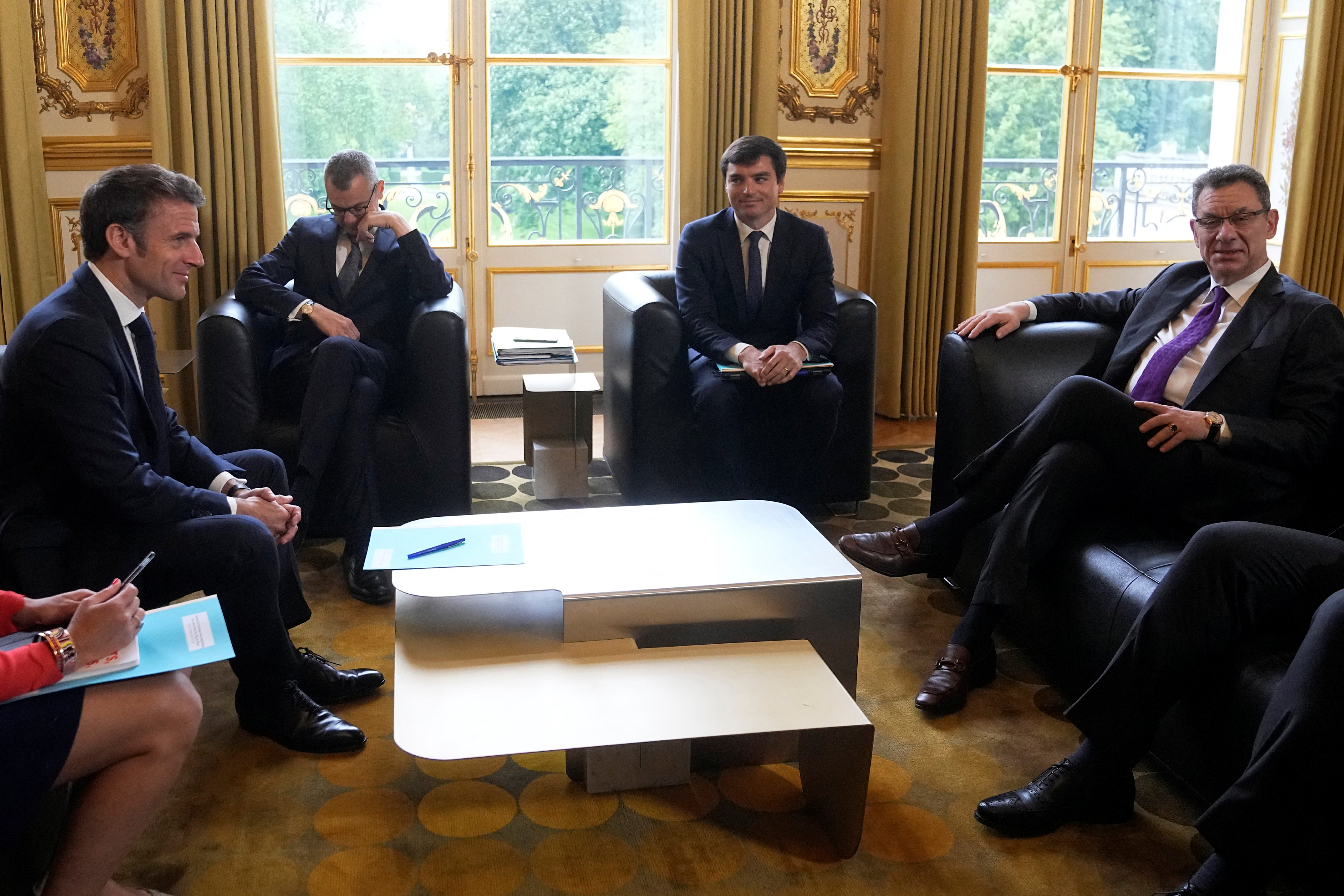 El presidente y consejero delegado de Pfizer, Albert Bourla, posa con el presidente francés, Emmanuel Macron (Michel Euler/Pool vía REUTERS)