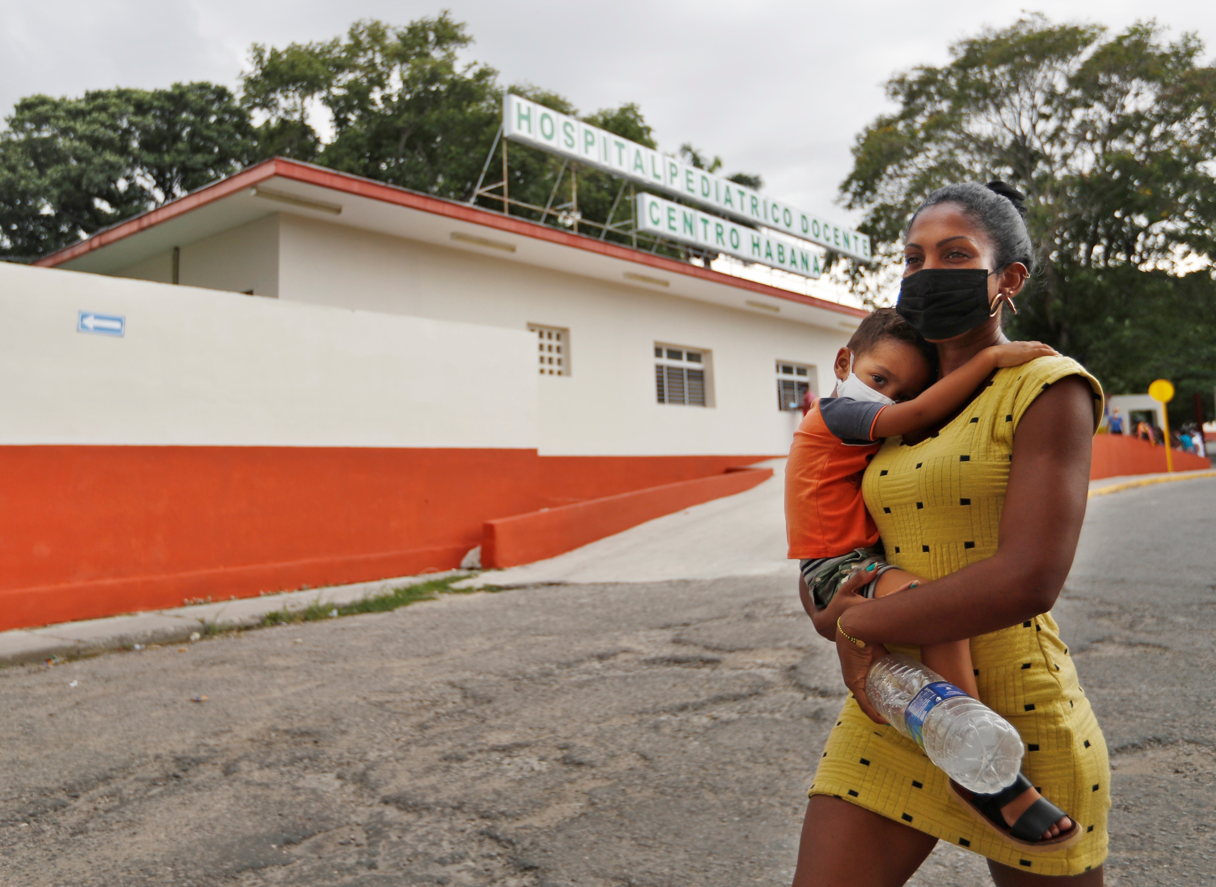 Eine Mutter mit ihrem Sohn im Arm verlässt auf einem Aktenfoto ein Kinderkrankenhaus in Havanna, Kuba.  EFE / Yander Zamora