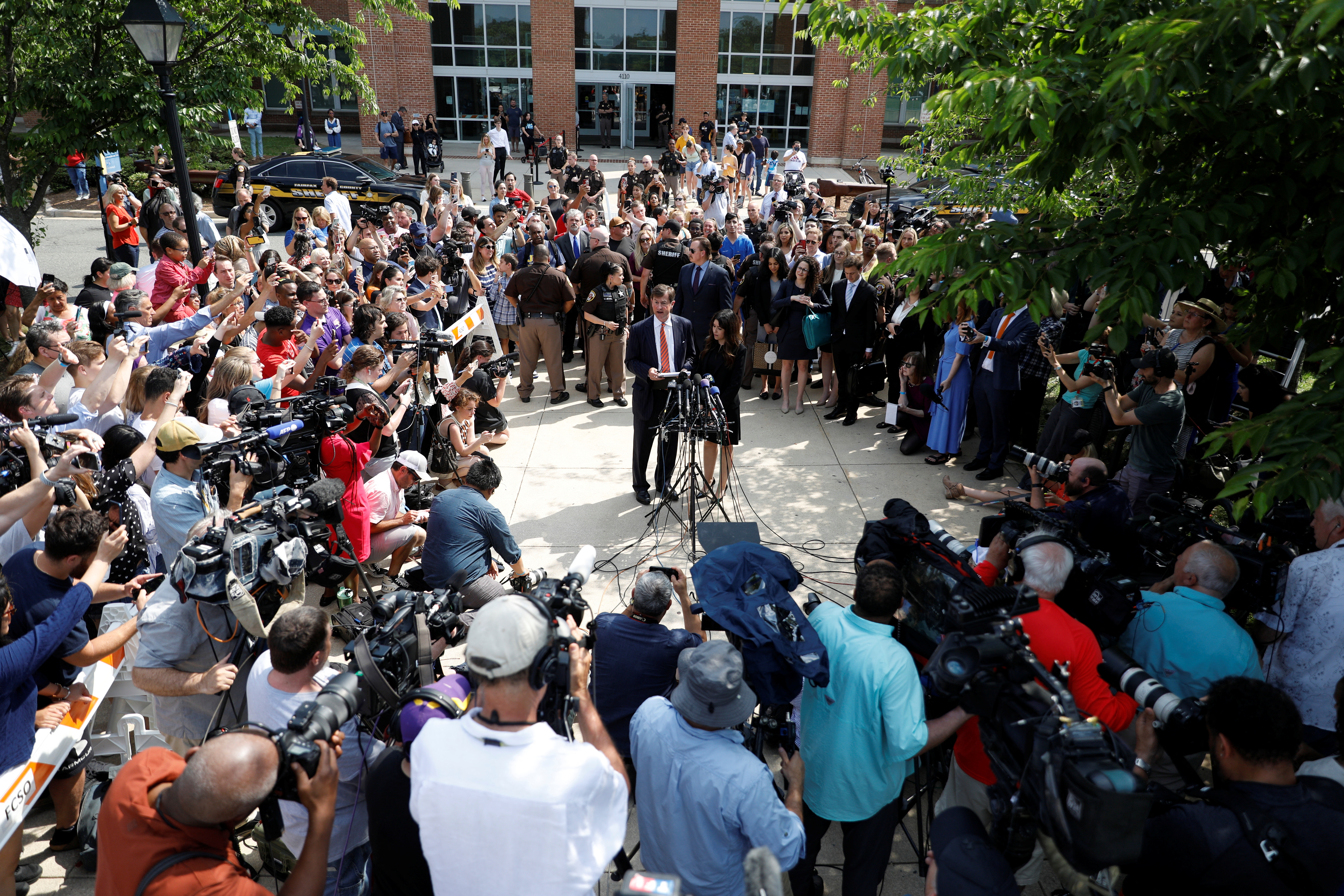 Los abogados de Johnny Depp, Benjamin Chew y Camille Vasquez dando declaraciones a la prensa tras el veredicto del juicio por difamación (REUTERS/Tom Brenner)