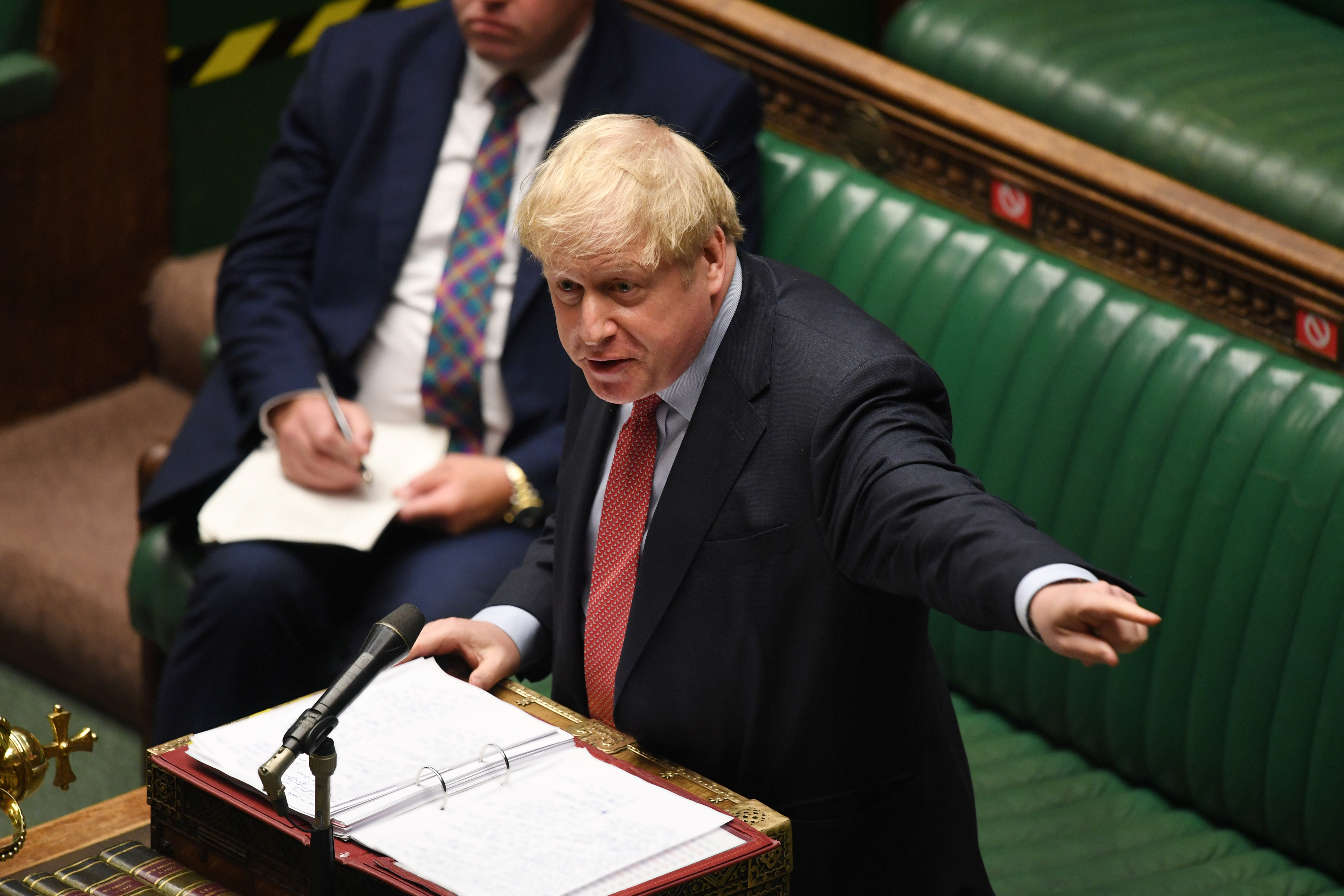 Incluso desde las propias filas, exigen a Boris Johnson que vete a Huawei de Reino Unido (Reuters)