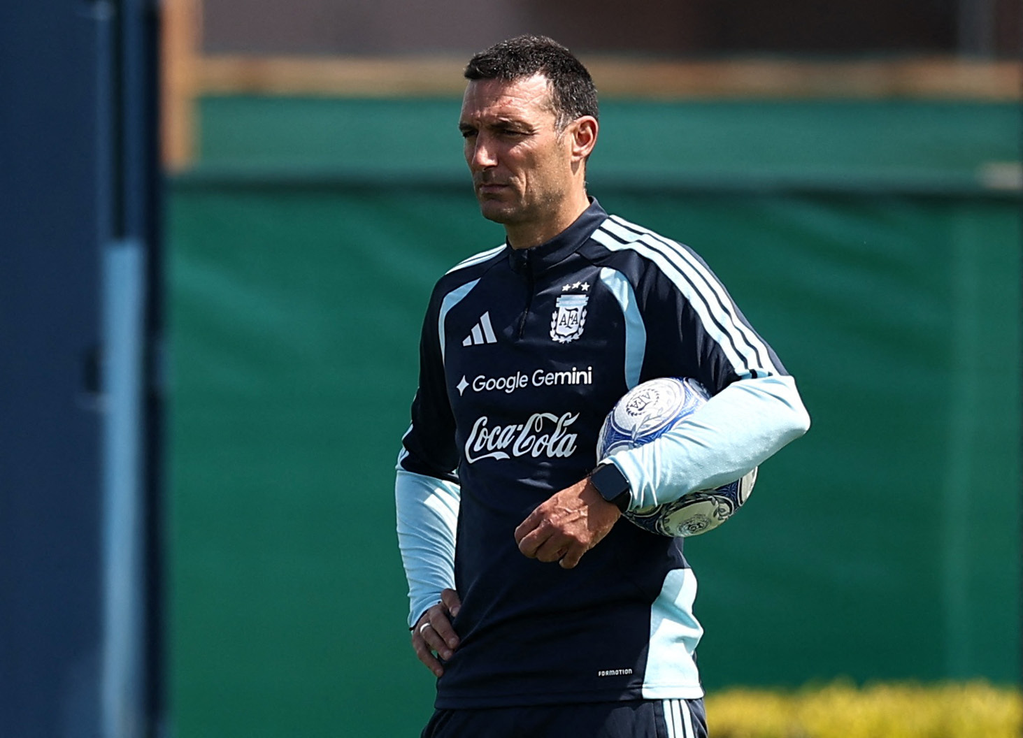 Scaloni confirmó quién será el capitán de Argentina tras la despedida de Messi y bromeó sobre los regalos que recibió en Pujato