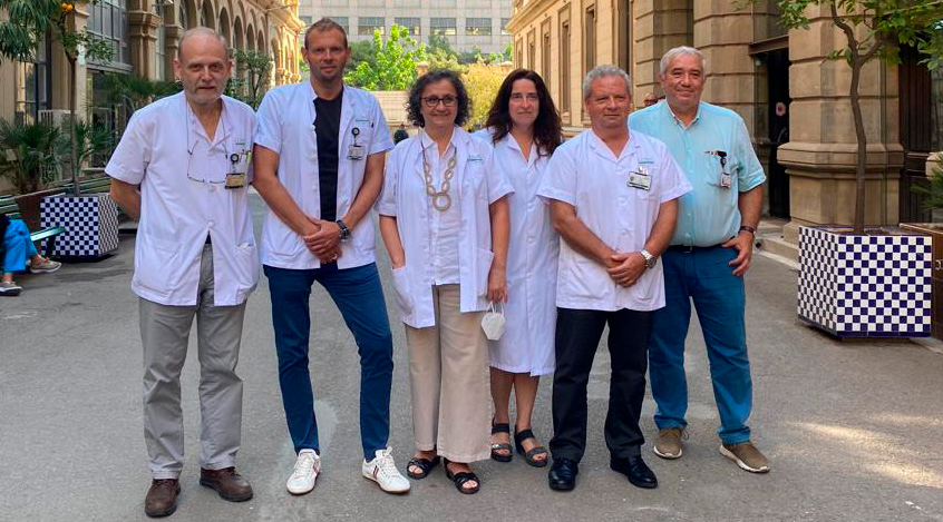 El equipo de especialistas que atendió a la paciente Barcelona. Incluye al médico argentino Juan Ambrosioni (el segundo desde la izquierda)/ Hospital Clínic-IDIBAPS