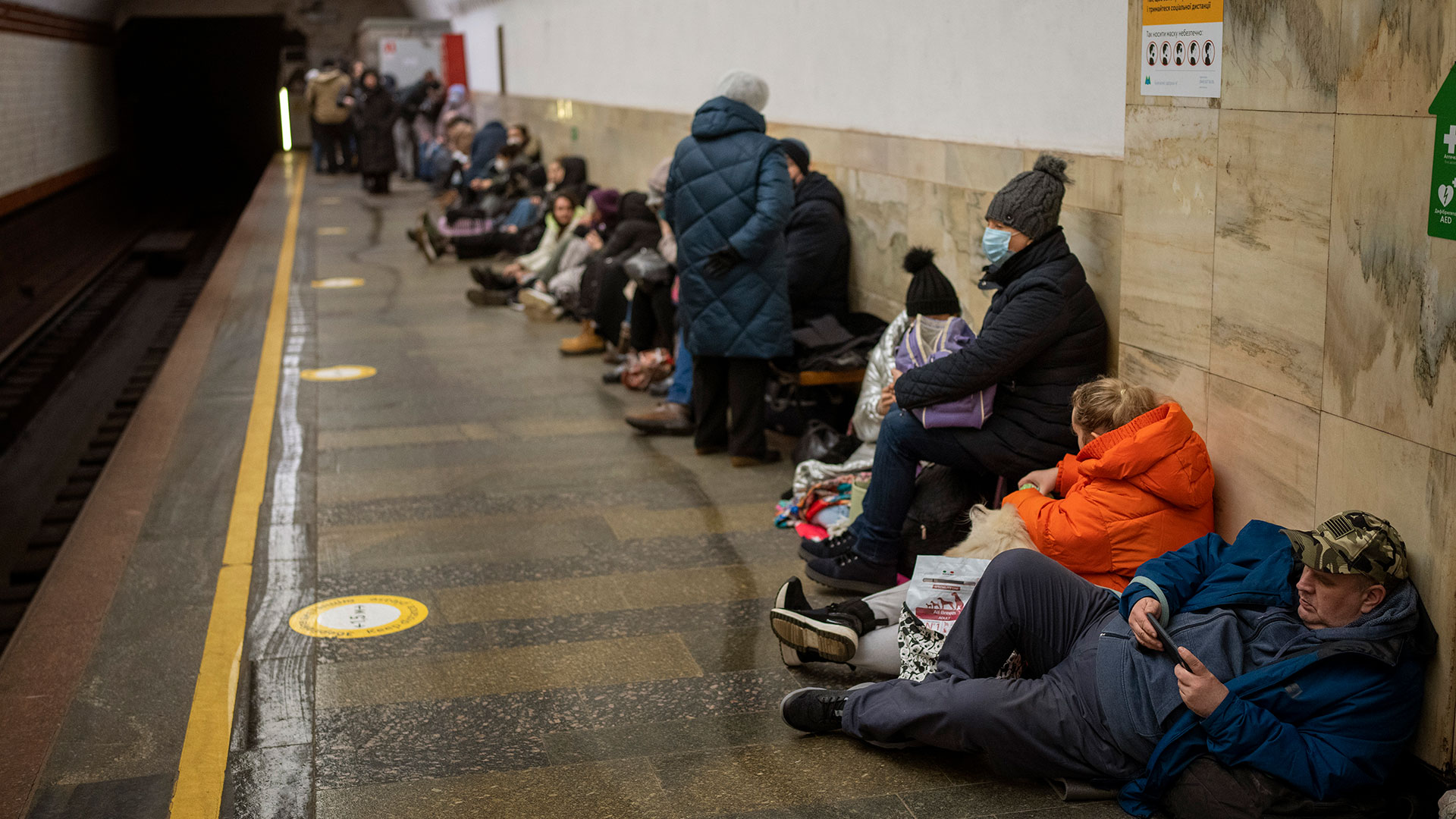 La gente descansa en una estación del metro de Kiev que fue usado como refugio antibombas, el jueves 24 de febrero de 2022, en Kiev, Ucrania. (AP Foto/Emilio Morenatti)