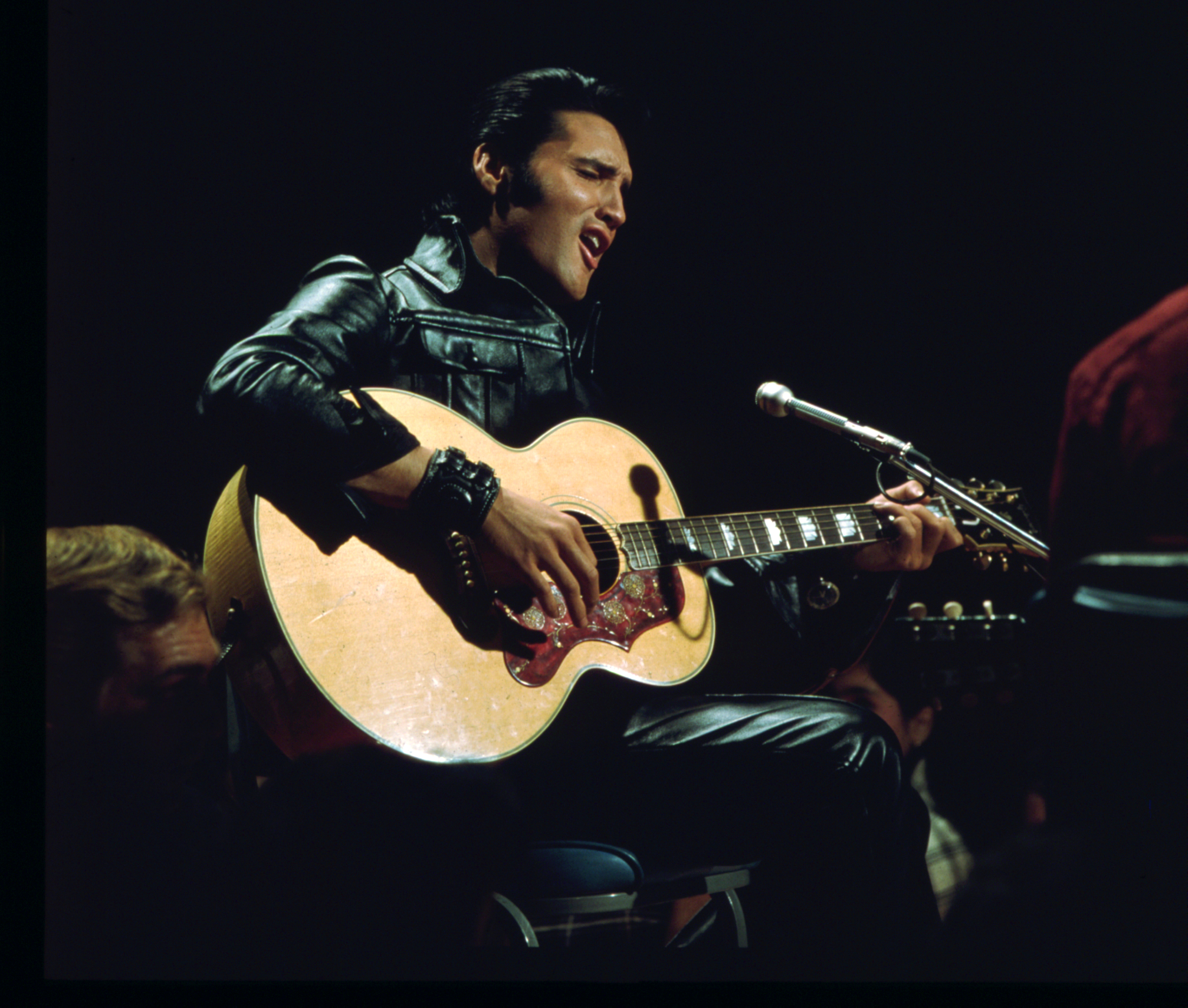 Después de muchos años sólo dedicado al cine, Elvis hizo su gran regreso a las actuaciones en 1968 con un especial que significó una conmoción y relanzó su carrera. Luego sería el tiempo de las residencias en Las Vegas (Michael Ochs Archives/Getty Images)