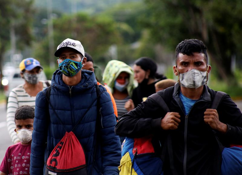 Migrantes venezolanos caminan hacia la frontera con Colombia, en medio del brote de coronavirus, en San Cristóbal, Venezuela, Octubre 12, 2020. REUTERS/Carlos Eduardo Ramirez