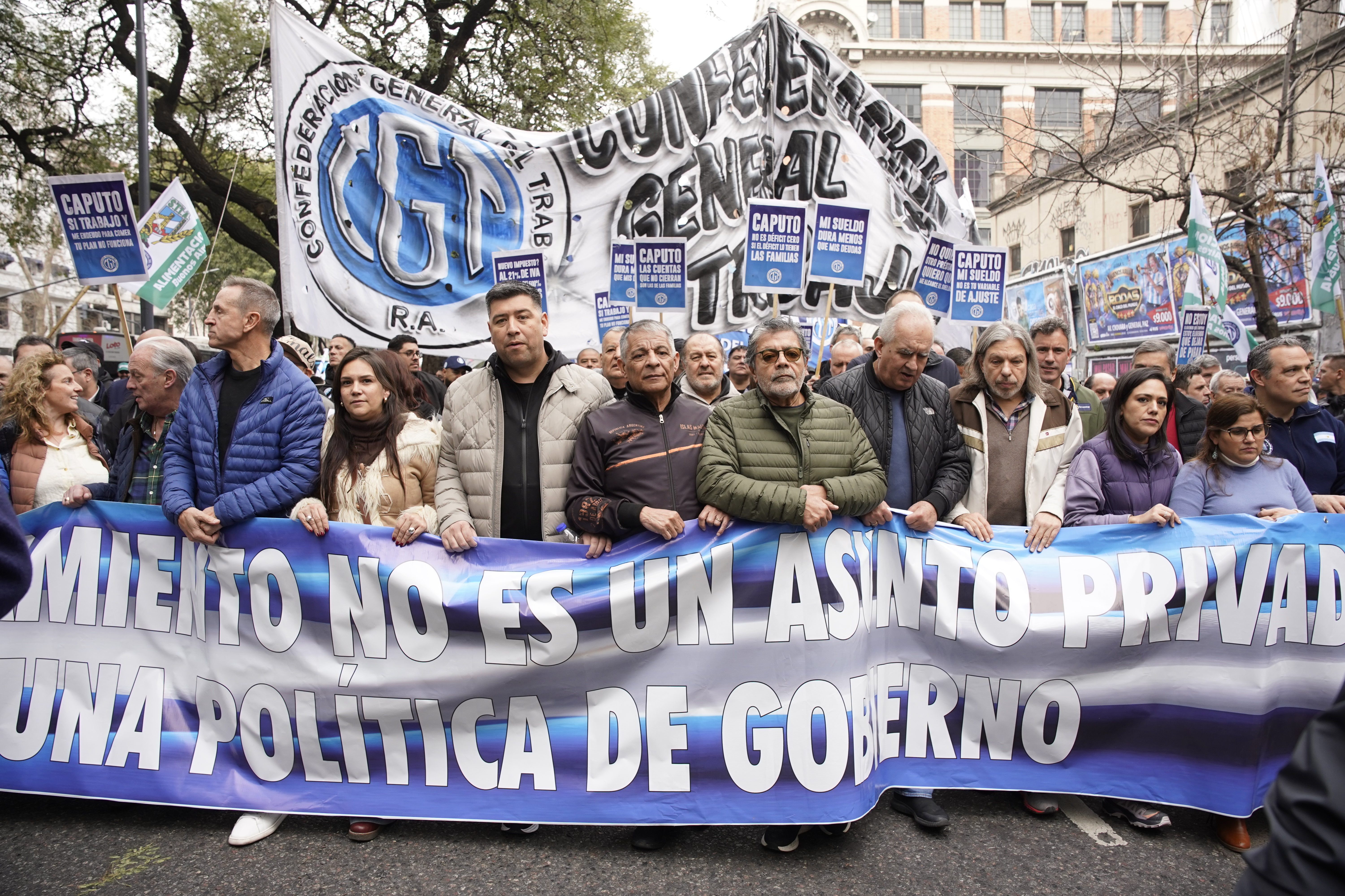 La CGT y las CTA analizan movilizarse este viernes ante Trabajo en reclamo  de un fuerte aumento del salario mínimo - Infobae