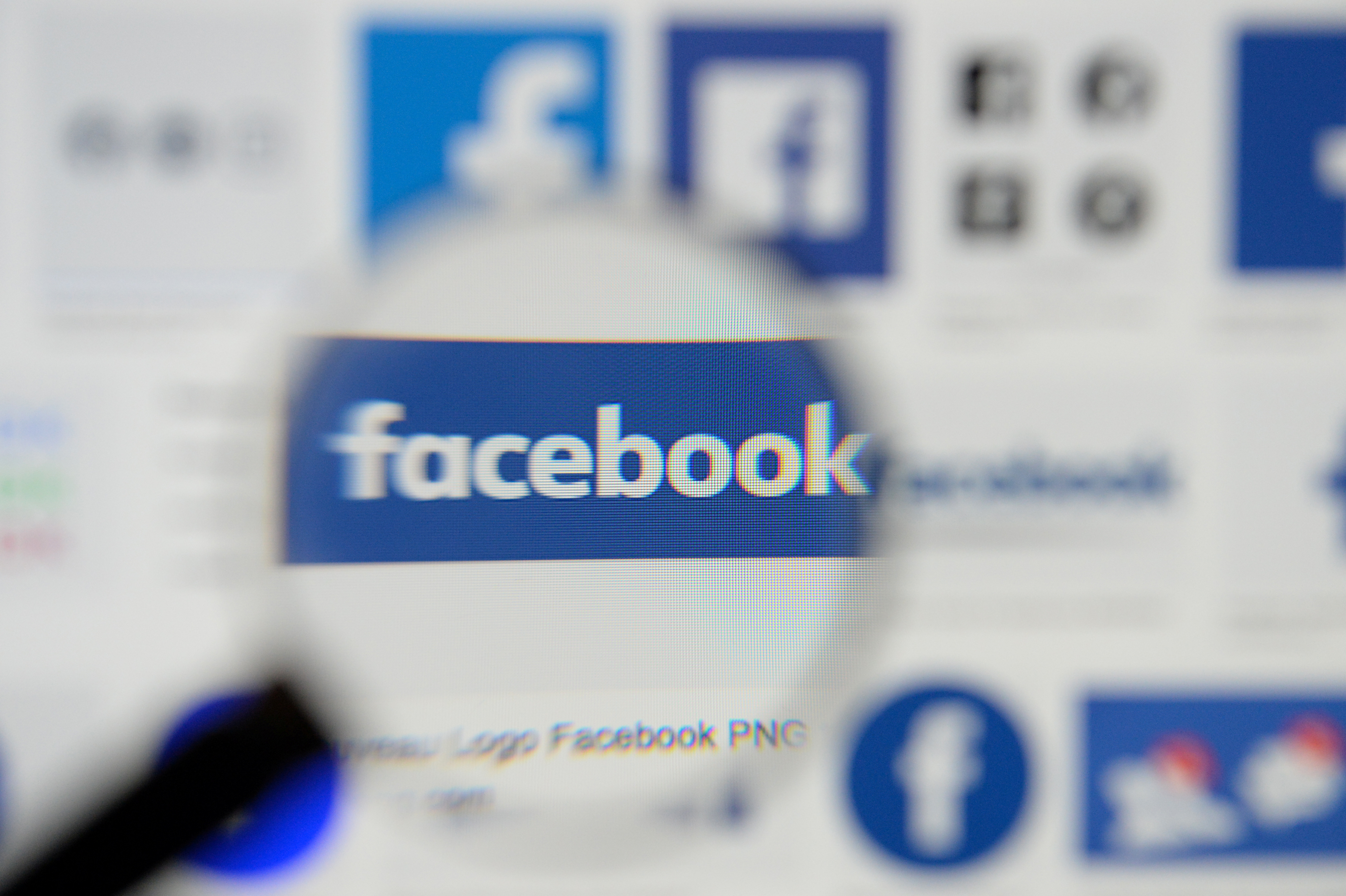 Facebook fue demandado por monopolio en EEUU (REUTERS/Johanna Geron/Illustration)