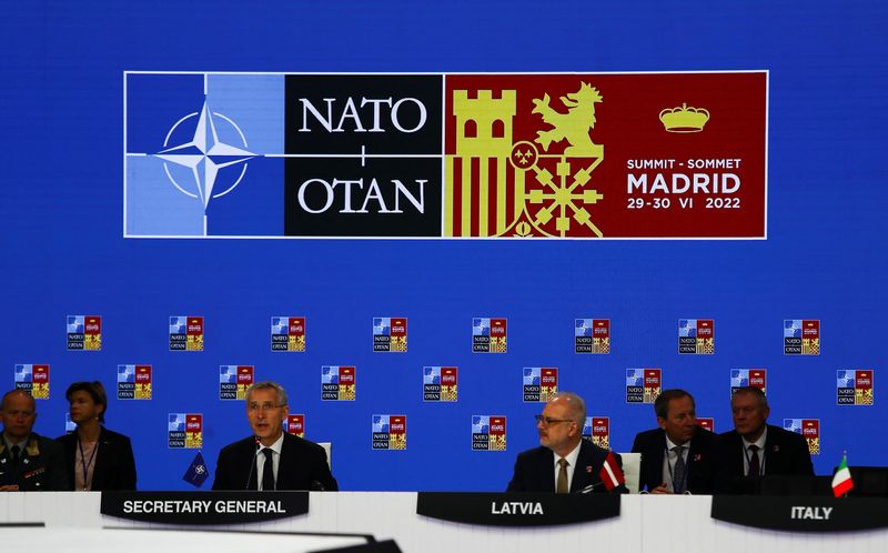 El secretario general de la OTAN, Jens Stoltenberg (izquierda), junto al presidente de Letonia, Egils Levits, durante una mesa redonda celebrada con ocasión de la cumbre de la alianza atlántica en Madrid, España, el 30 de junio de 2022. REUTERS/Violeta Santos Moura