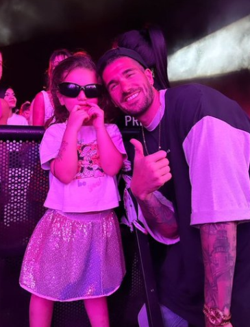 Rodrigo De Paul fue a ver el show de Tini con su hija Francesca (Foto: Twitter)