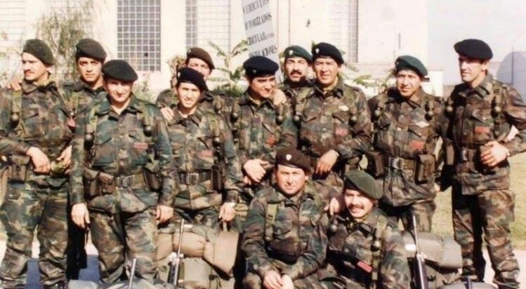 Parado, segundo desde la derecha, se lo ve a Viltes junto a los suboficiales de la Compañía Comando